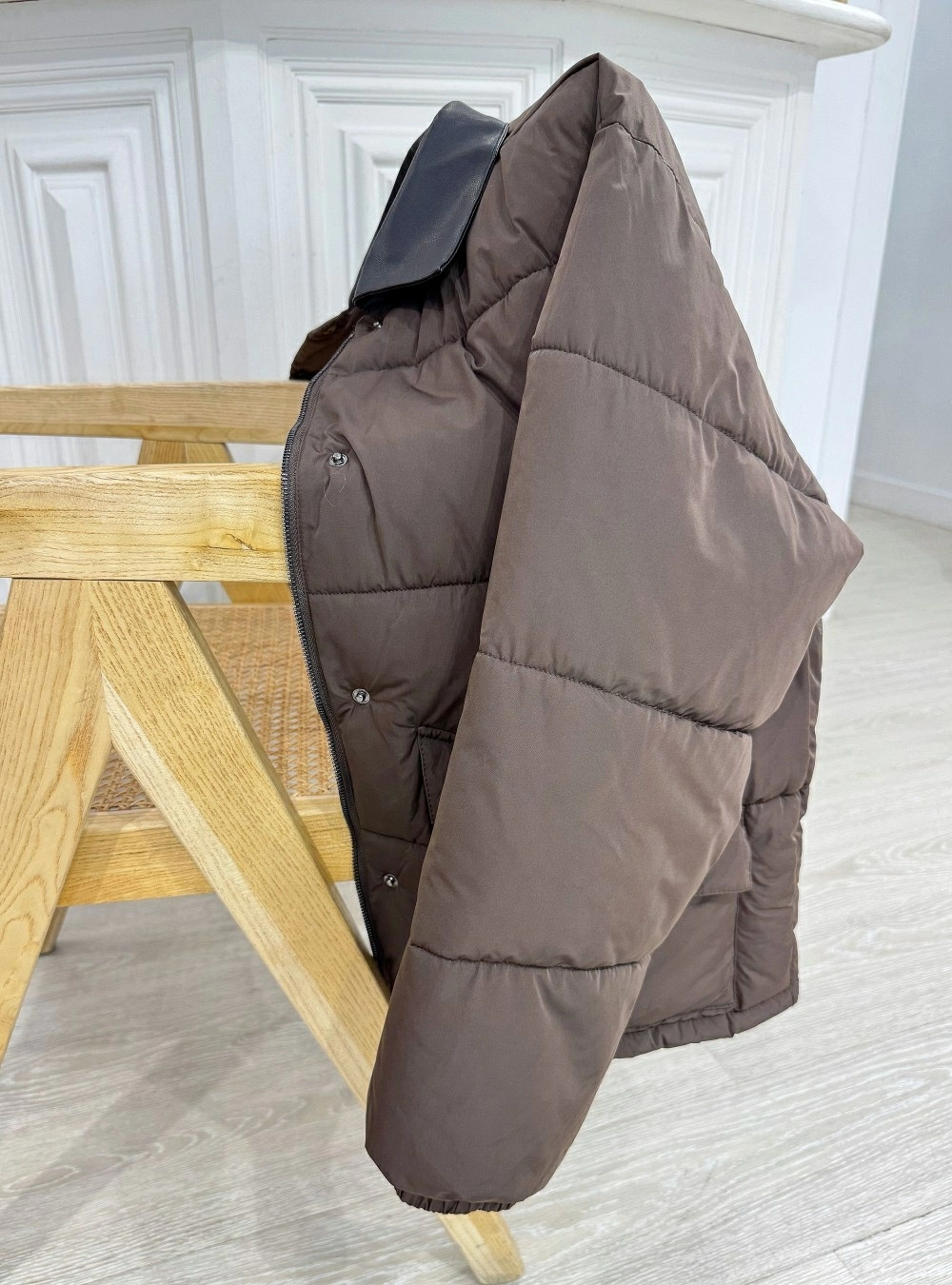 Abrigo acolchado cuello polipiel