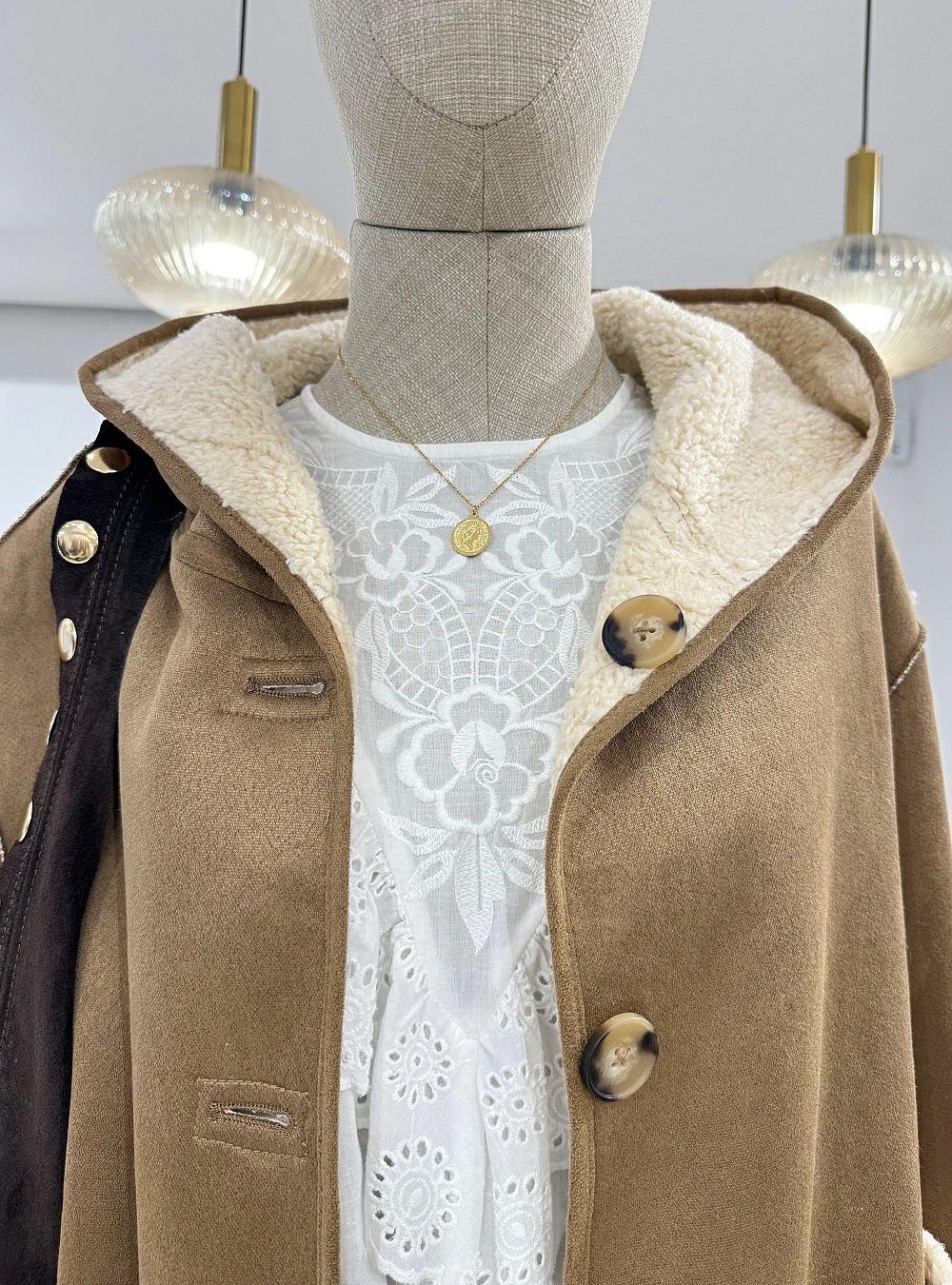 Abrigo antelina, borreguillo y botones