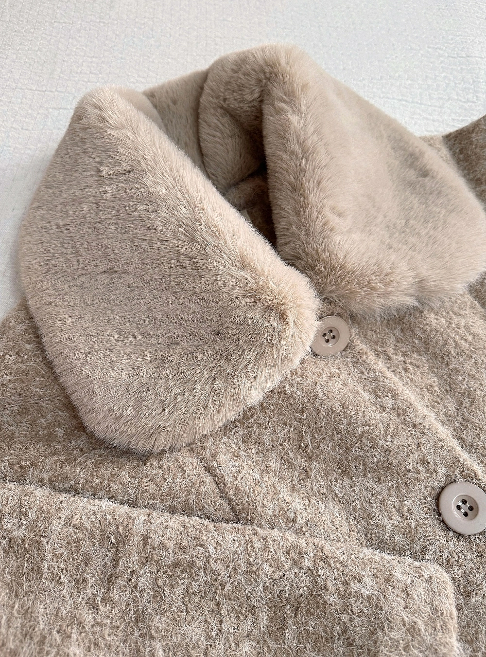 Abrigo corto pelo cuello