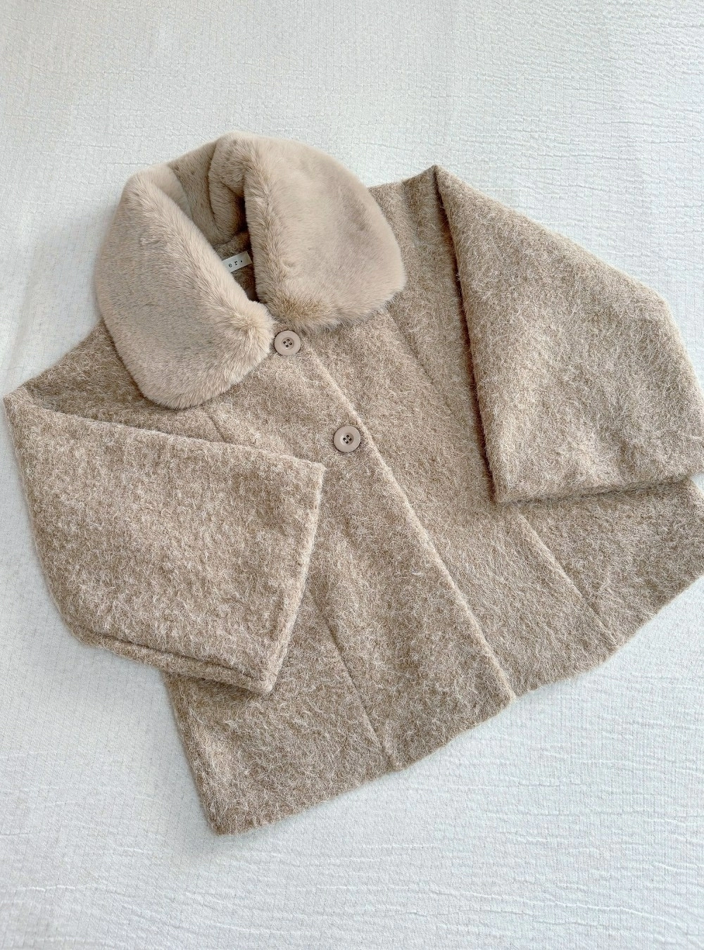 Abrigo corto pelo cuello