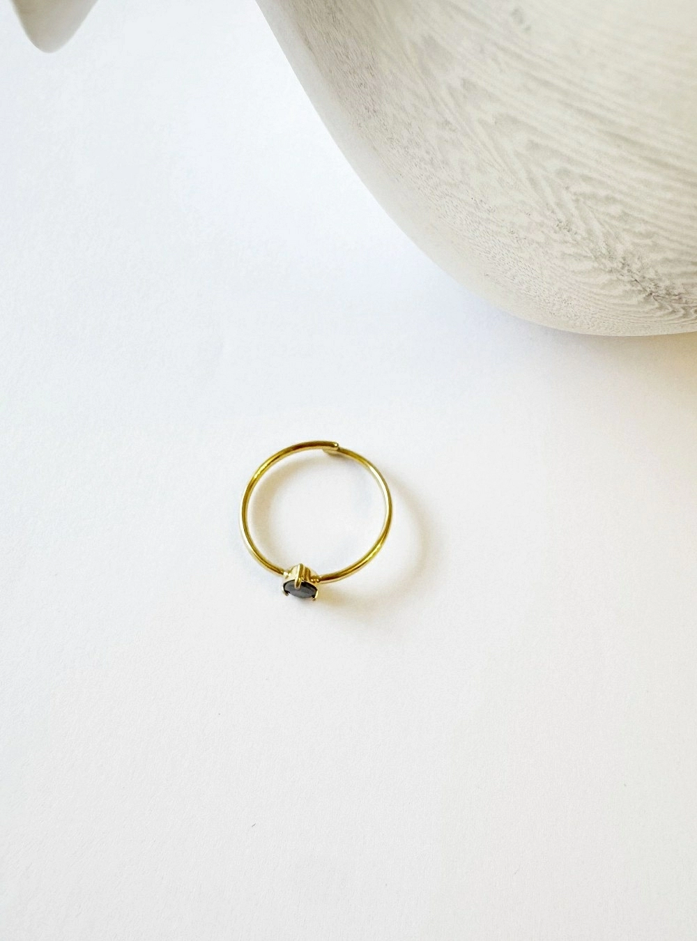 Anillo circonita deltoide