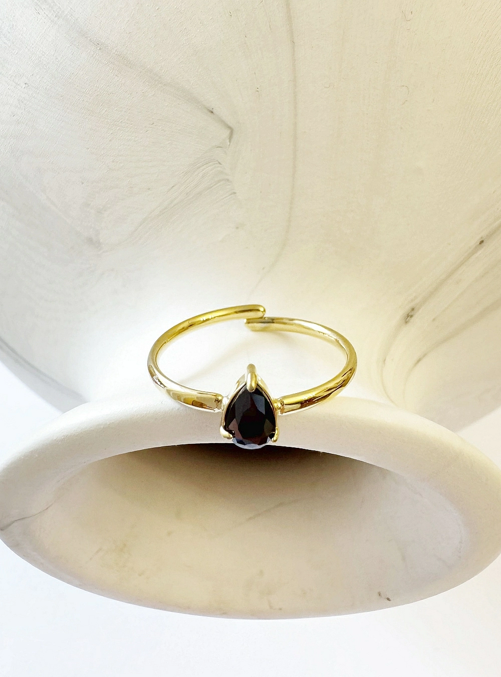 Anillo circonita deltoide