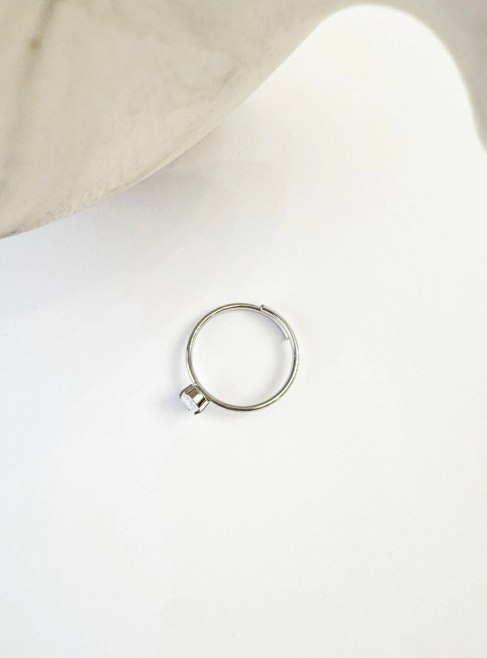 Anillo circonita deltoide I