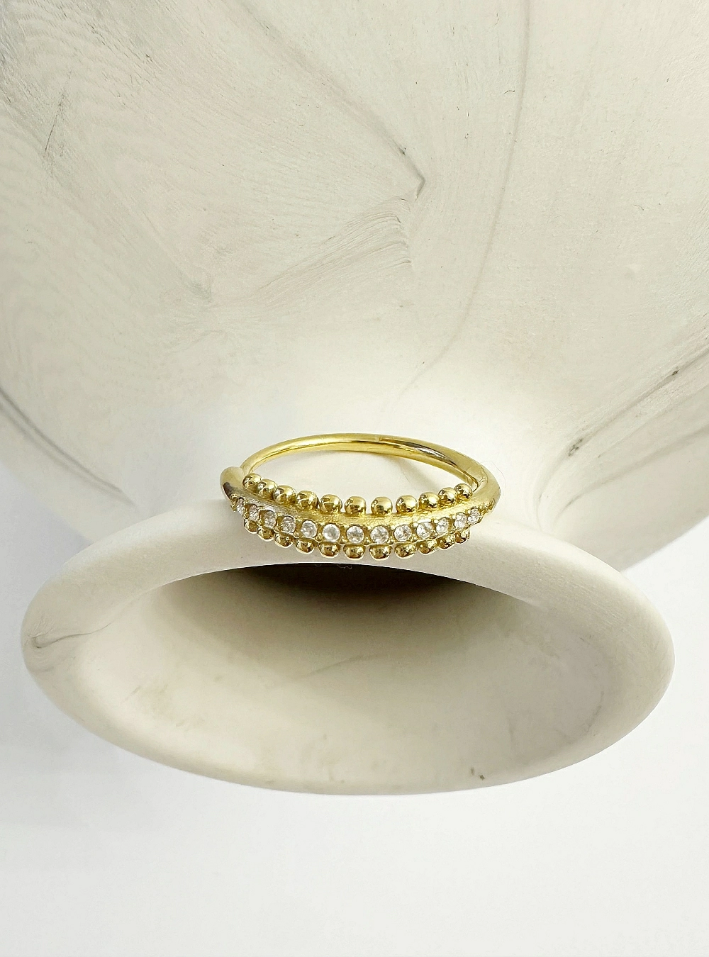 Anillo circonitas y esferas