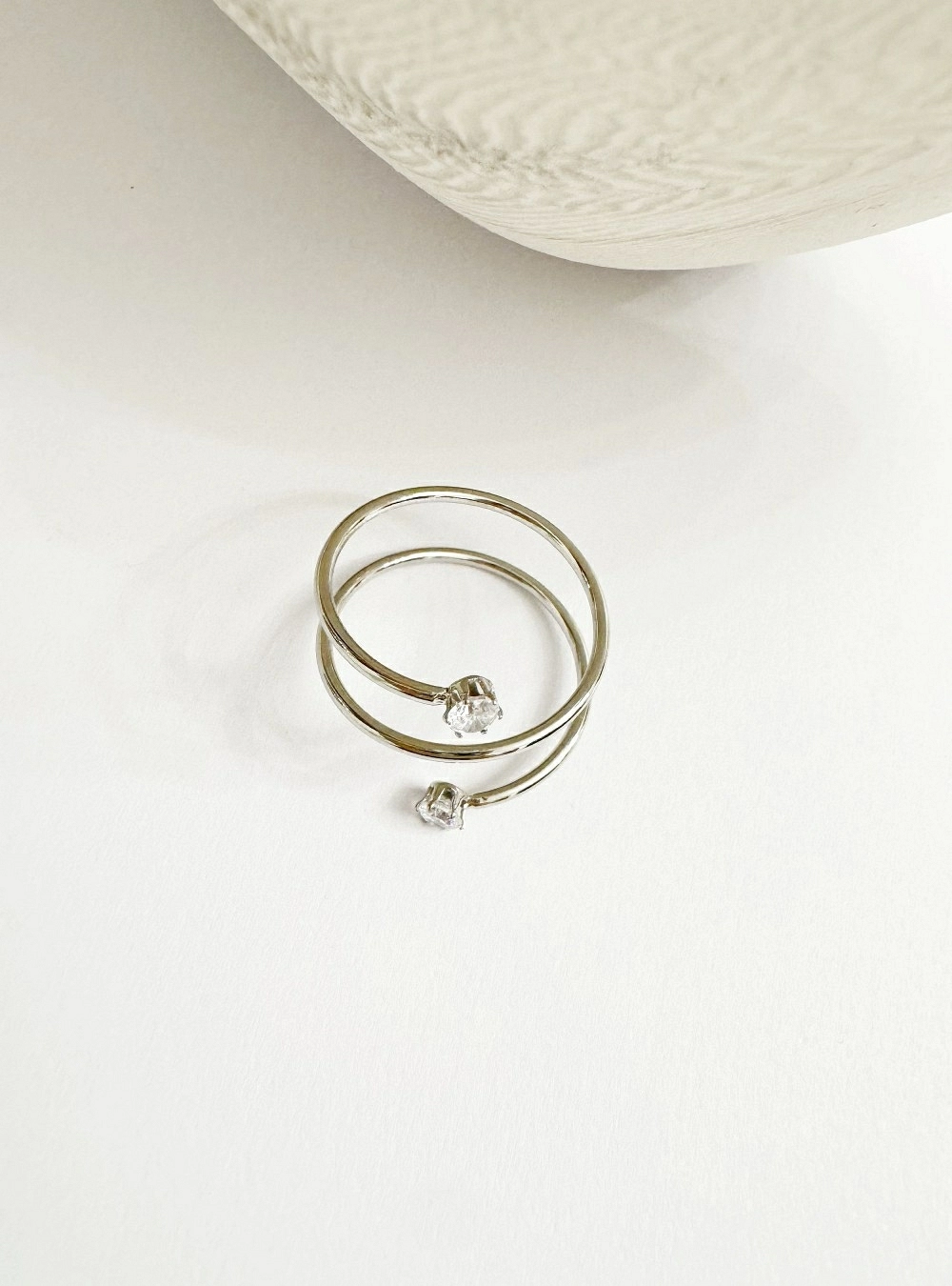 Anillo espiral 2 circonitas