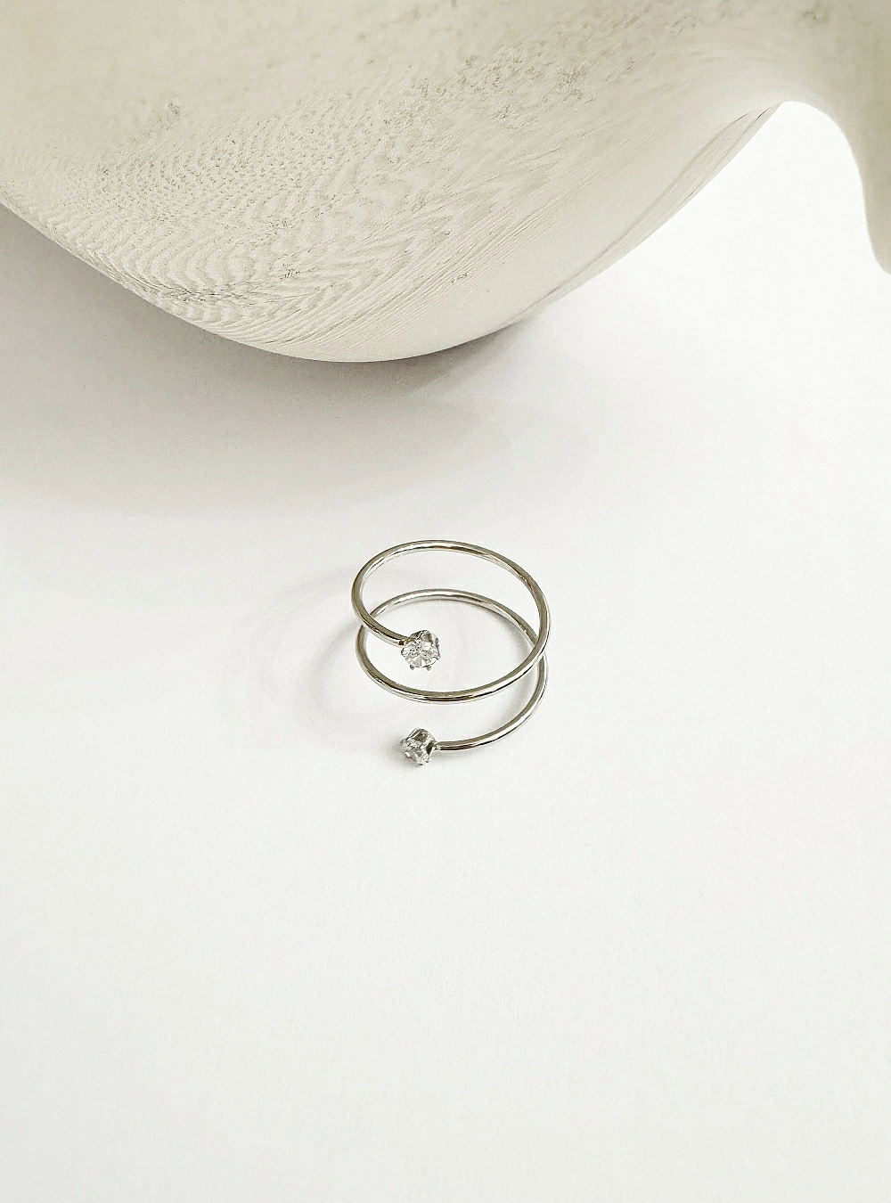 Anillo espiral 2 circonitas