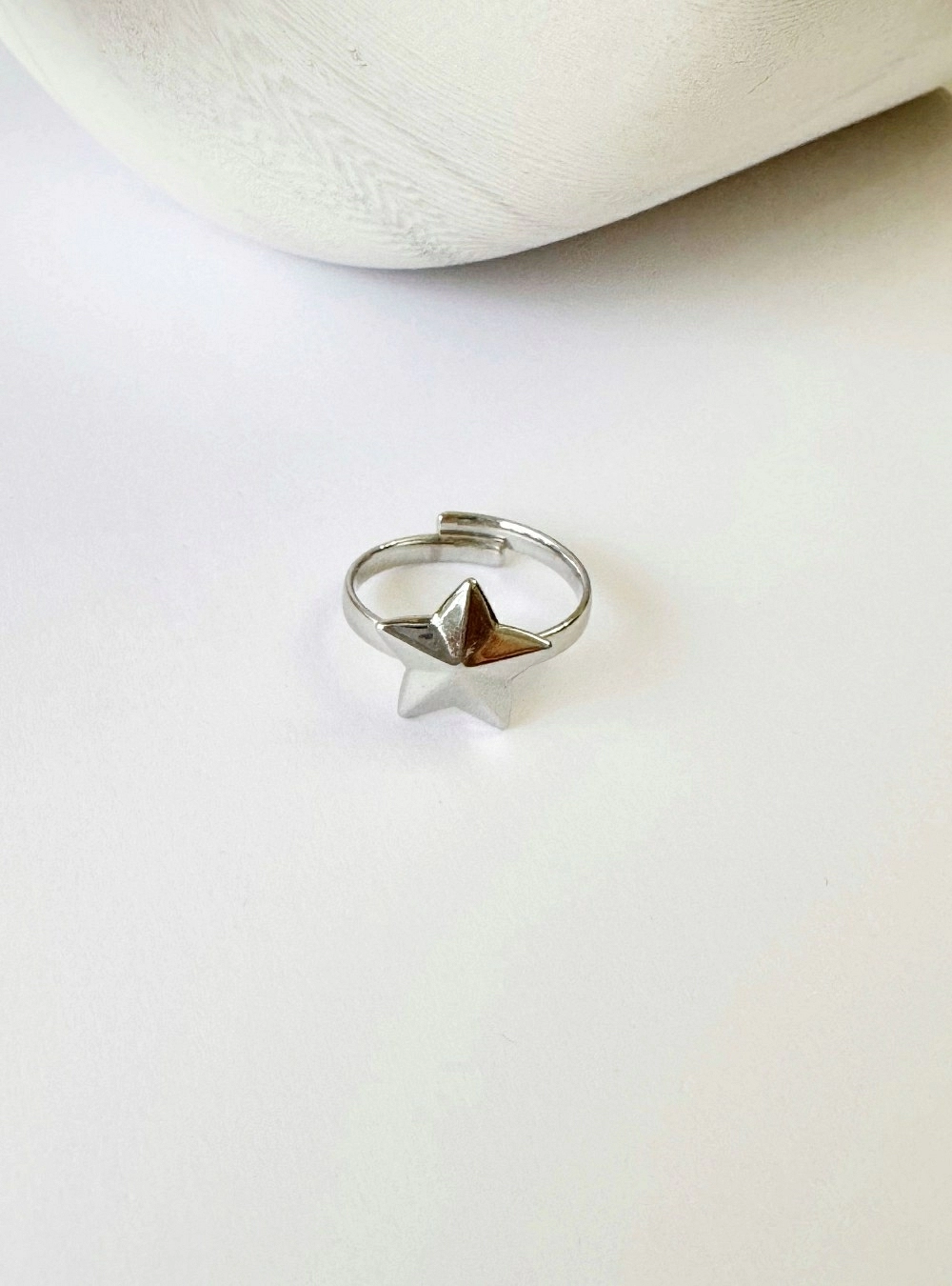 Anillo estrella relieve