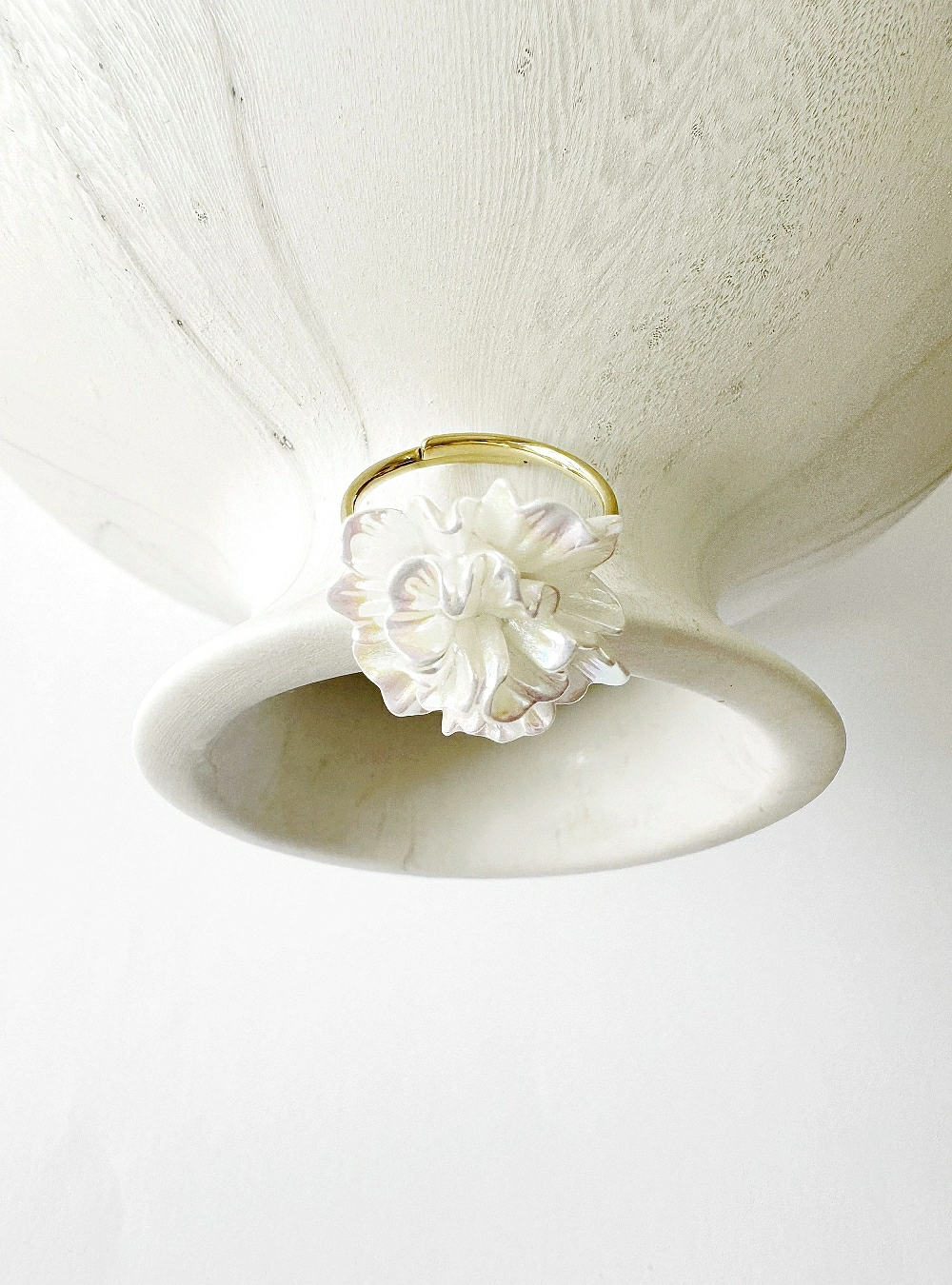 Anillo flor brillo