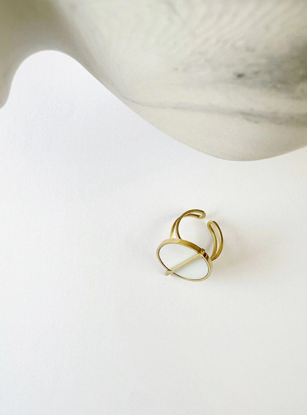 Anillo ovalo de nácar