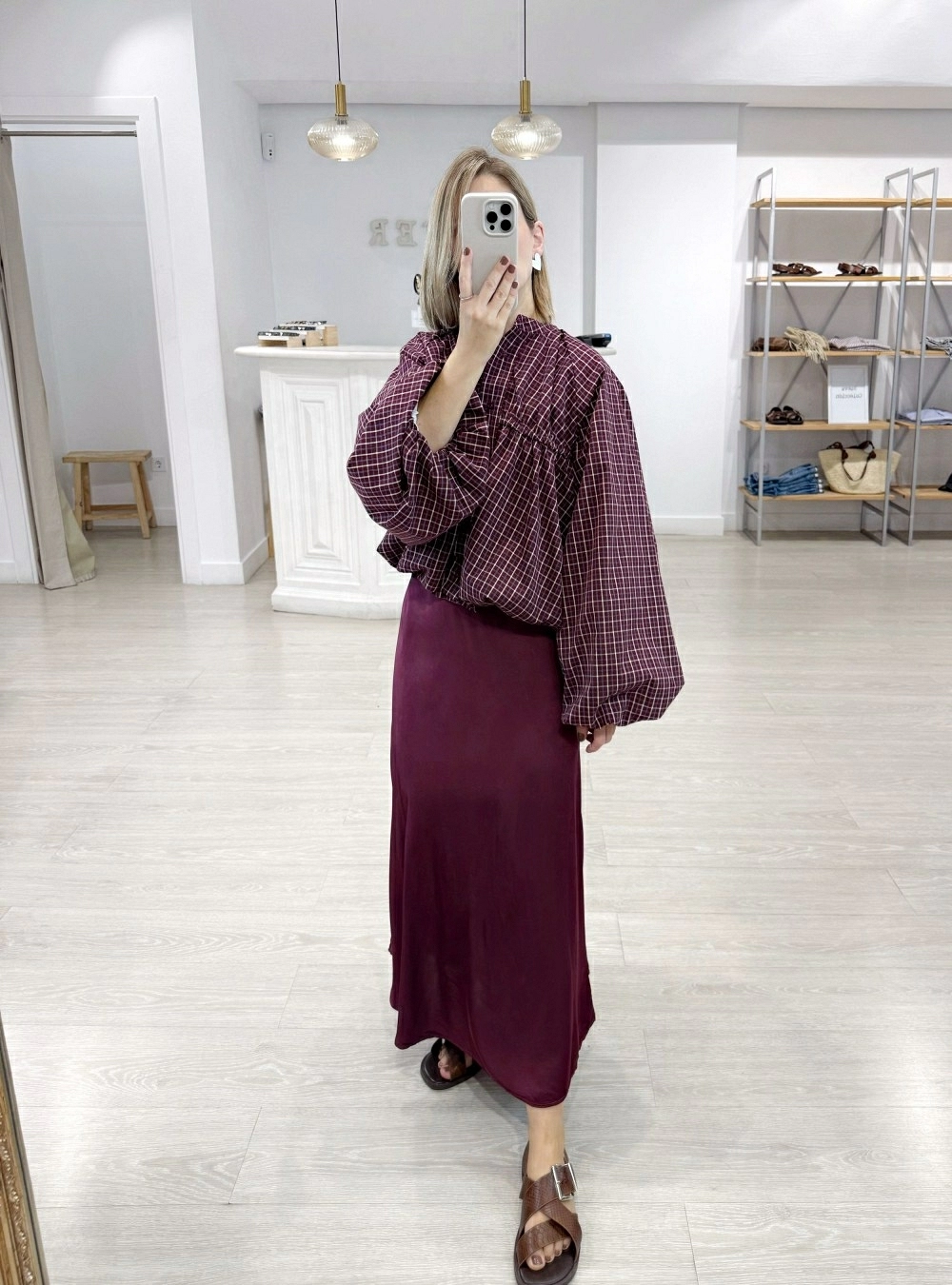 Blusa de cuadros y botones bajo