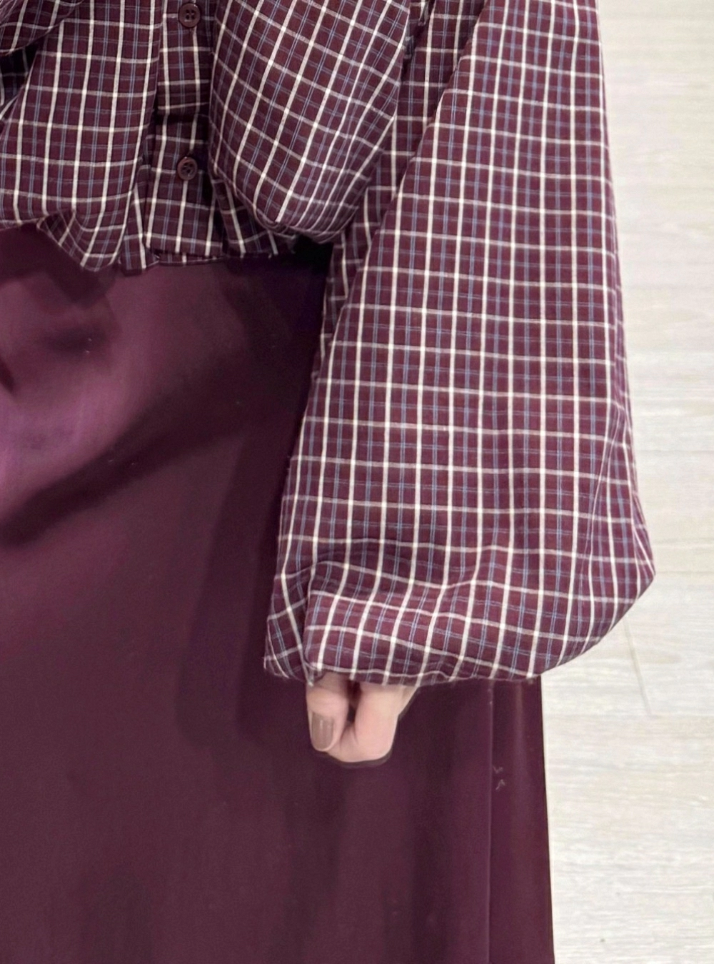 Blusa de cuadros y botones bajo