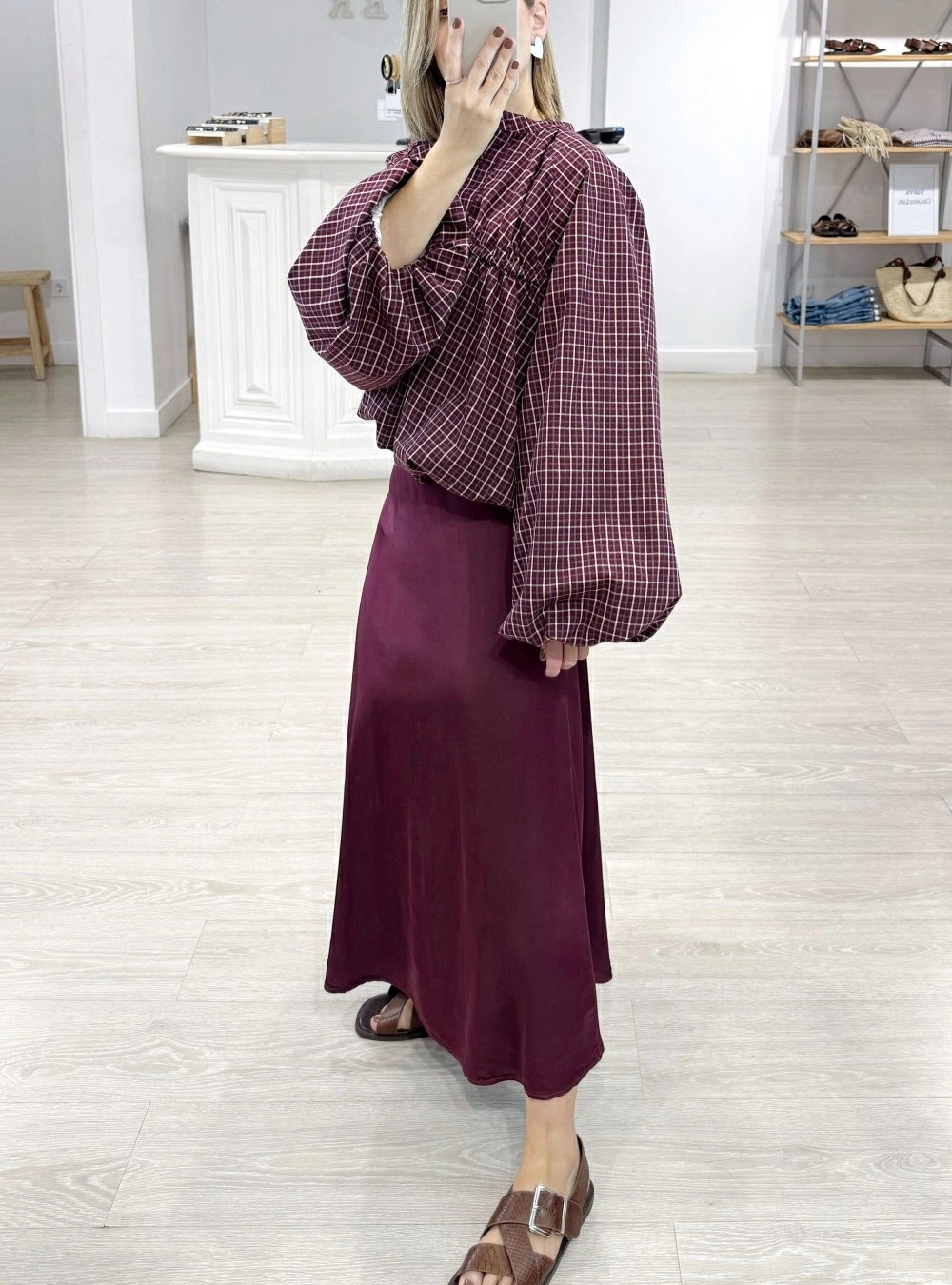 Blusa de cuadros y botones bajo