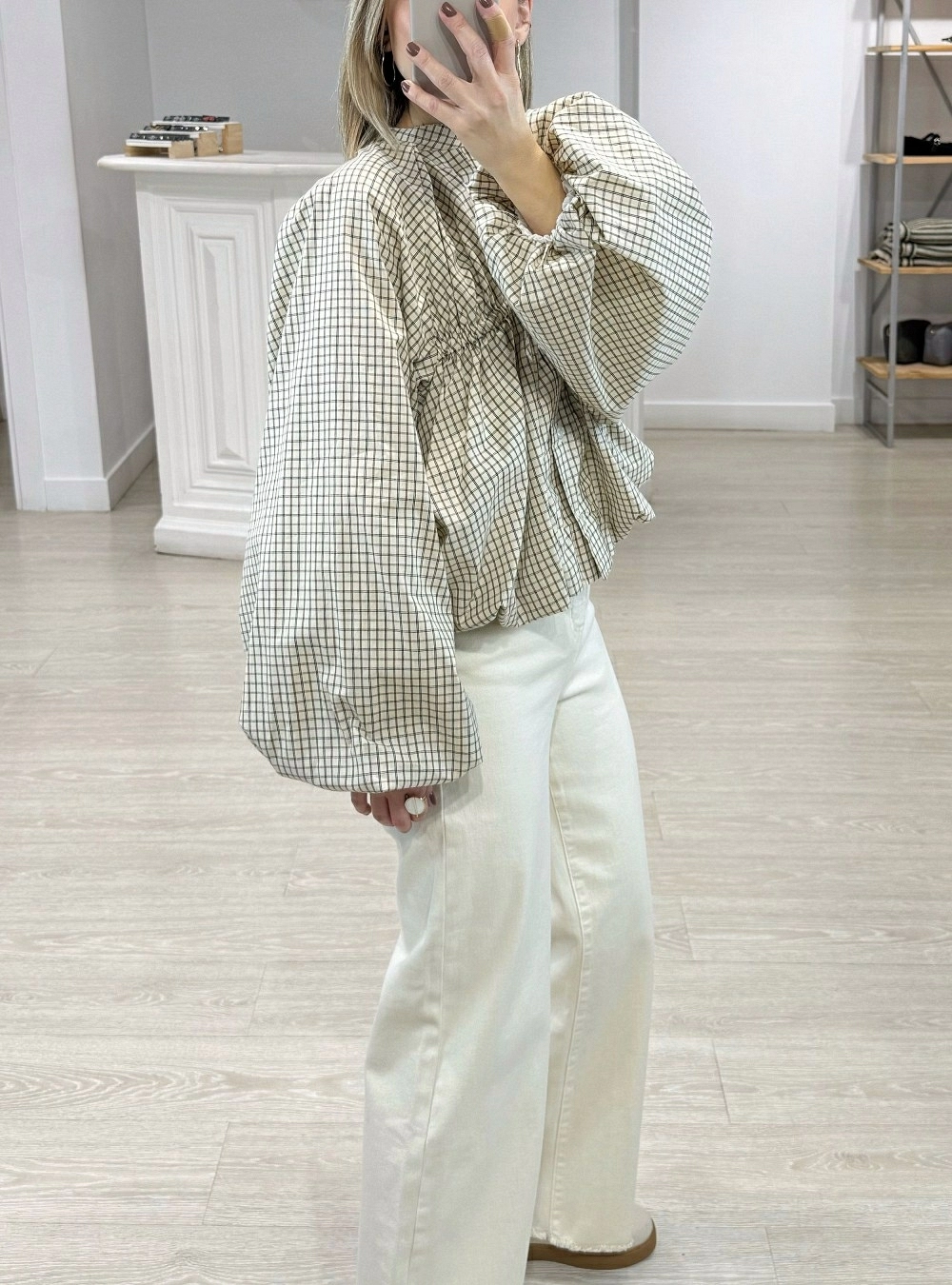 Blusa de cuadros y botones bajo Blusa de cuadros y botones bajo