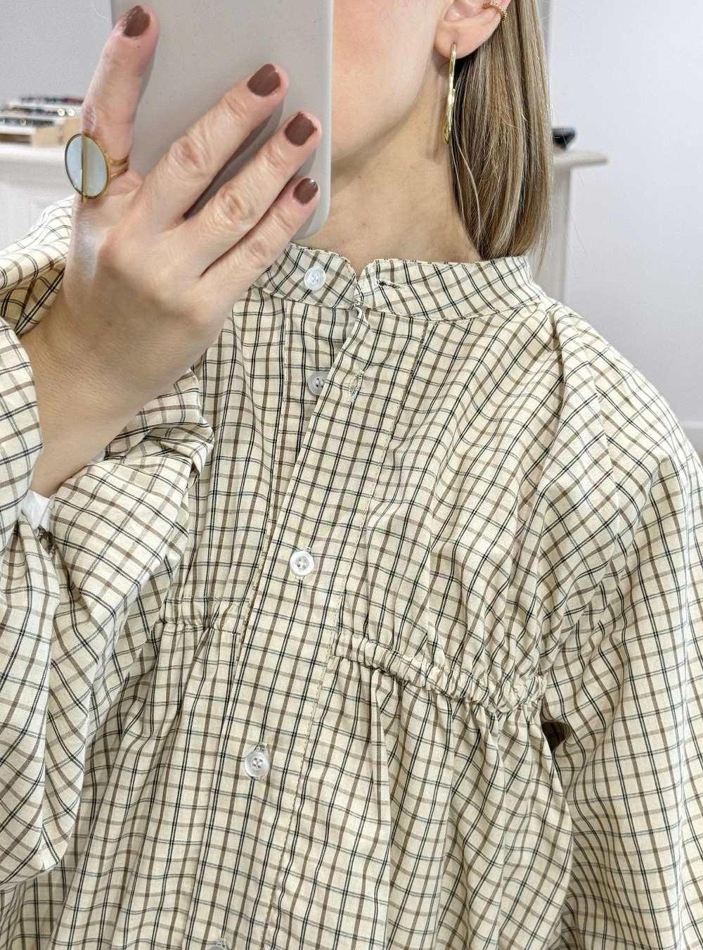 Blusa de cuadros y botones bajo Blusa de cuadros y botones bajo