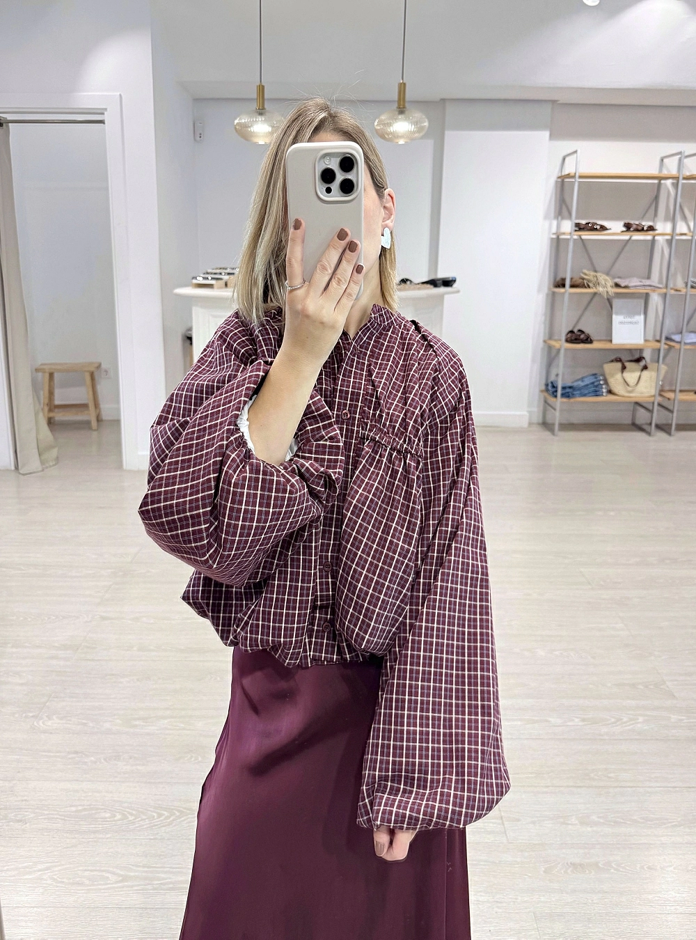 Blusa de cuadros y botones bajo