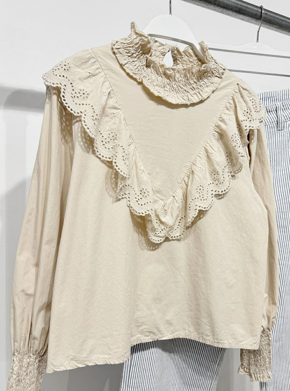Blusa elasticos y volante troquelado