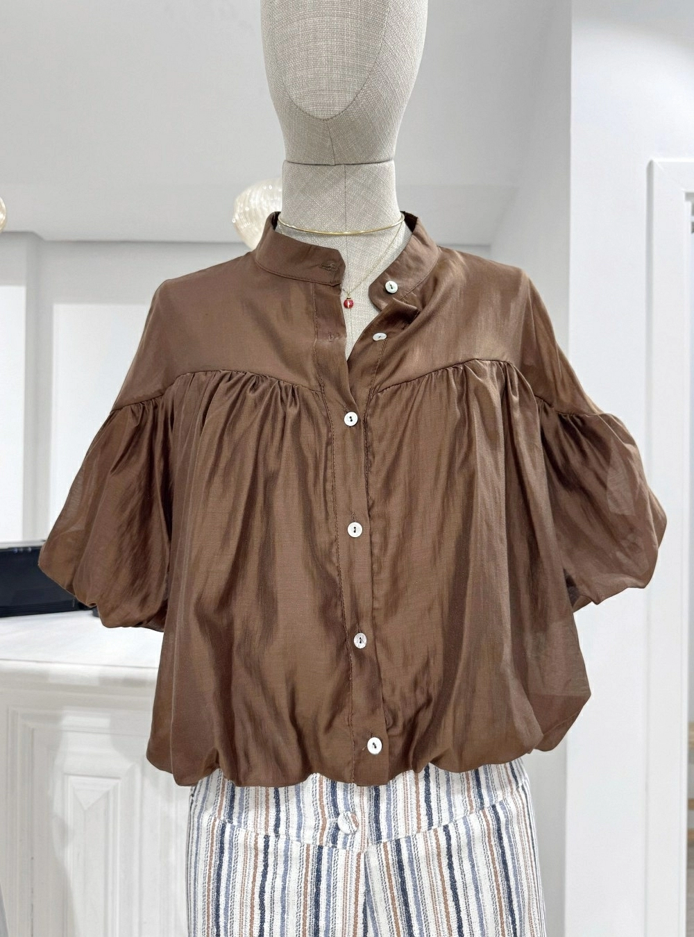 Blusa mangas y bajo abullonado Blusa mangas y bajo abullonado