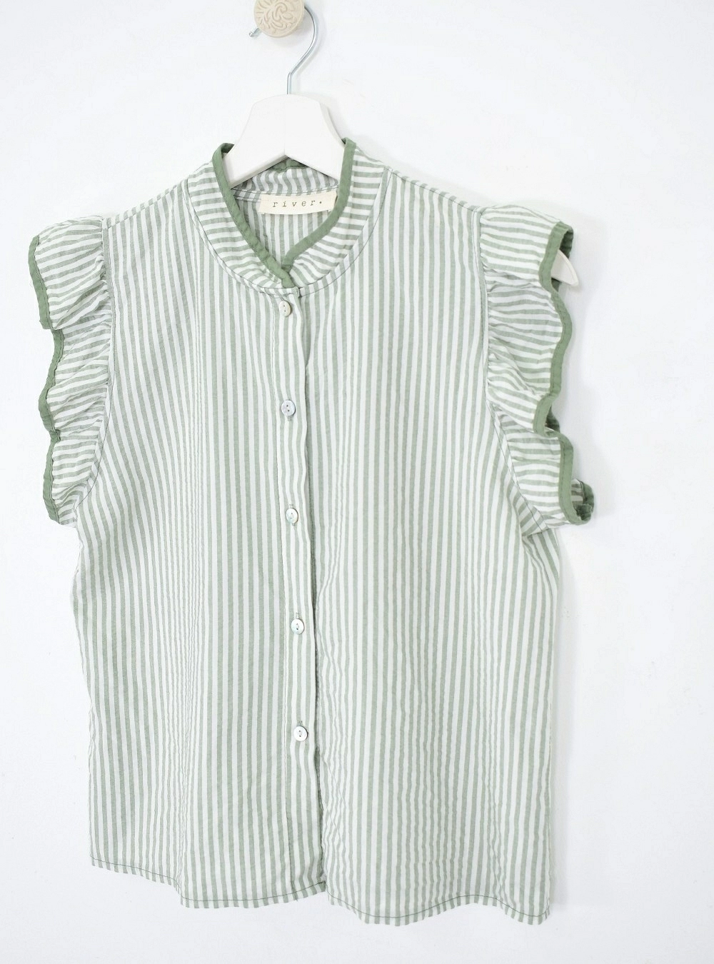 Blusa sm rayas, botones y volante
