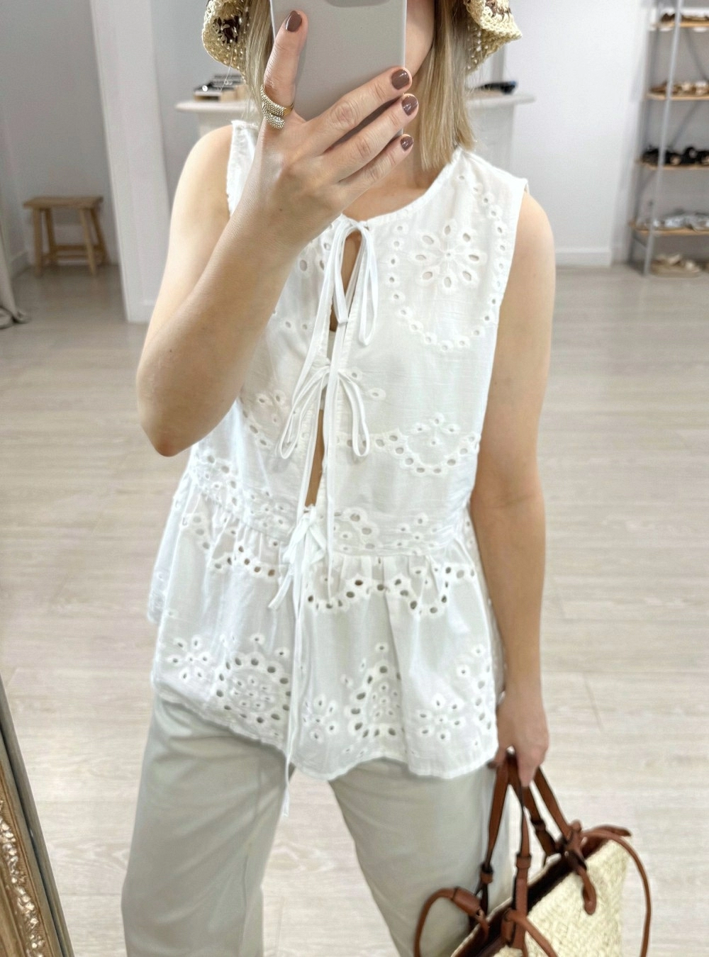 Blusa troquelados, lazos y peplum