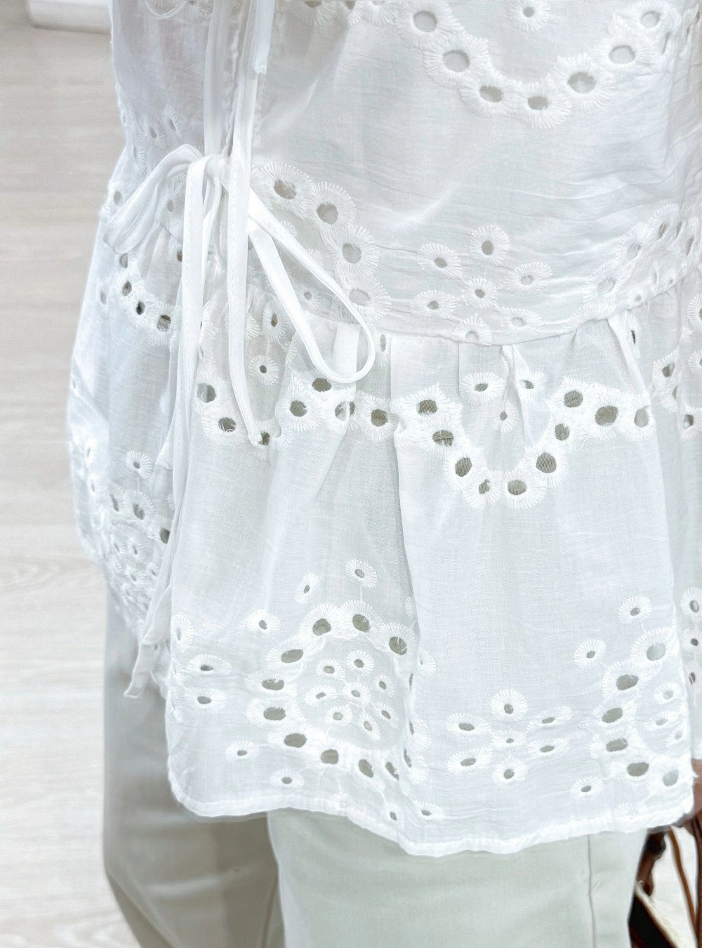 Blusa troquelados, lazos y peplum