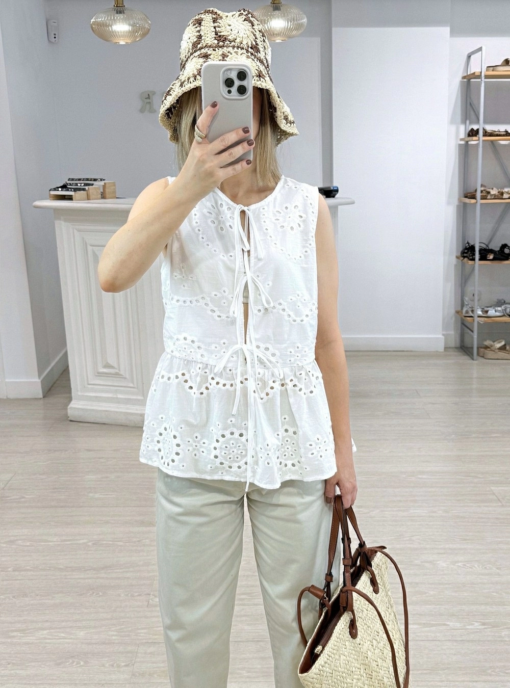 Blusa troquelados, lazos y peplum
