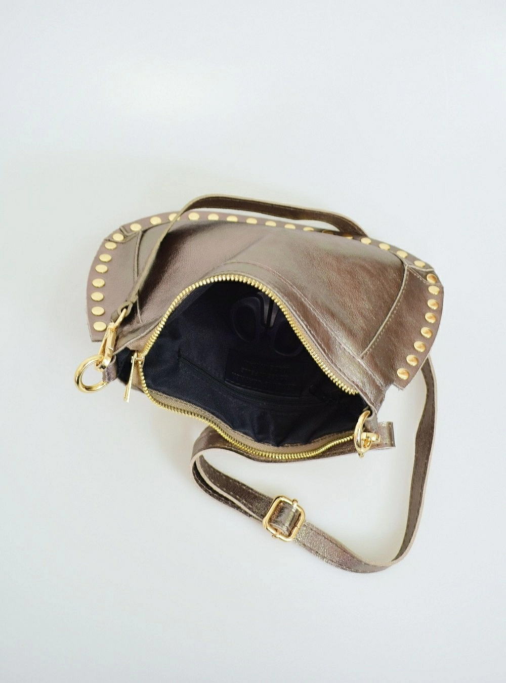 Bolso piel ovalado tachas