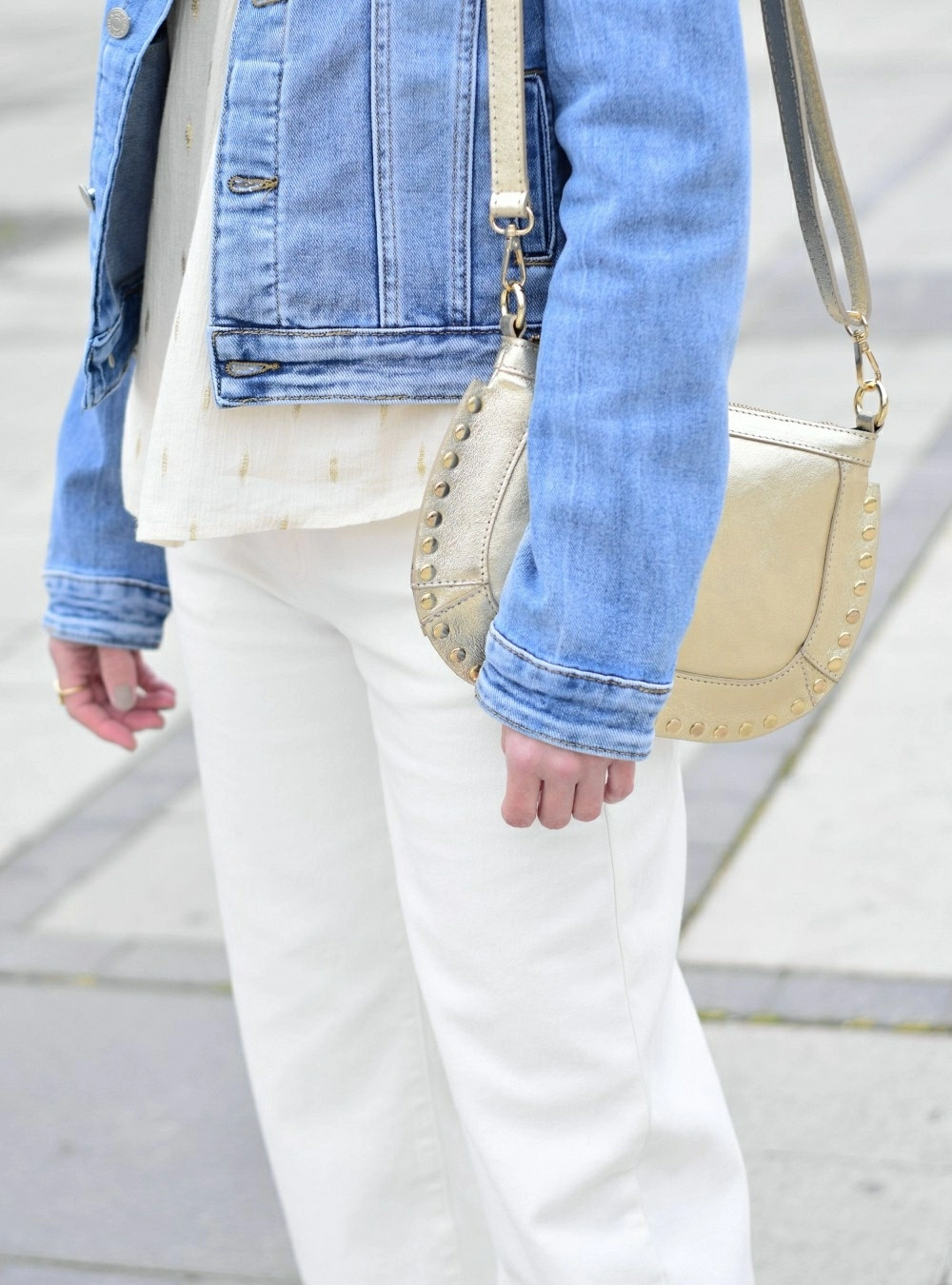 Bolso piel ovalado tachas