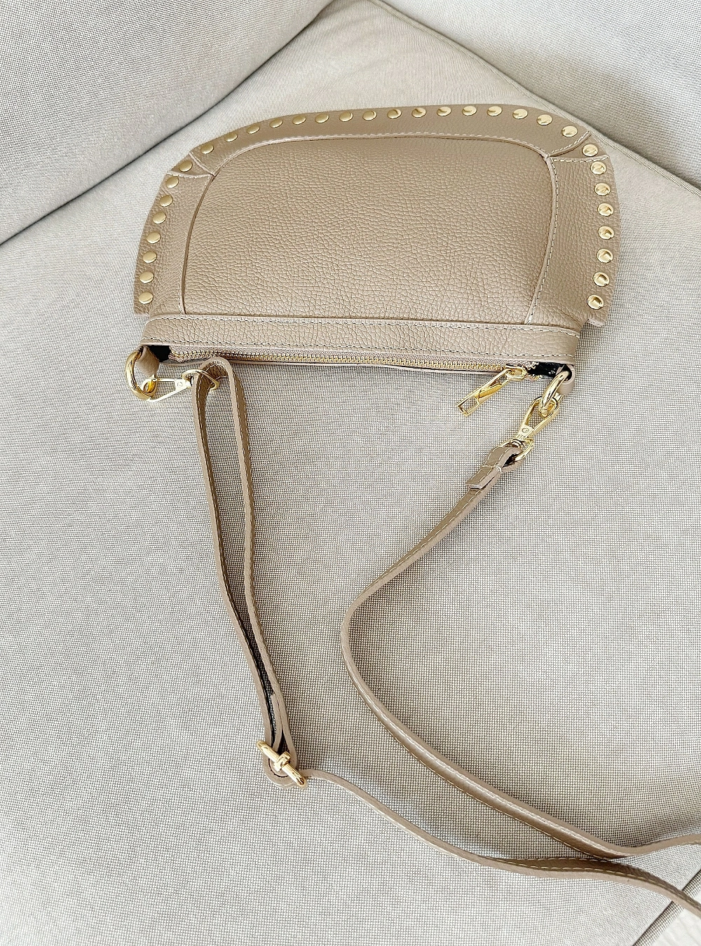Bolso piel ovalado tachas