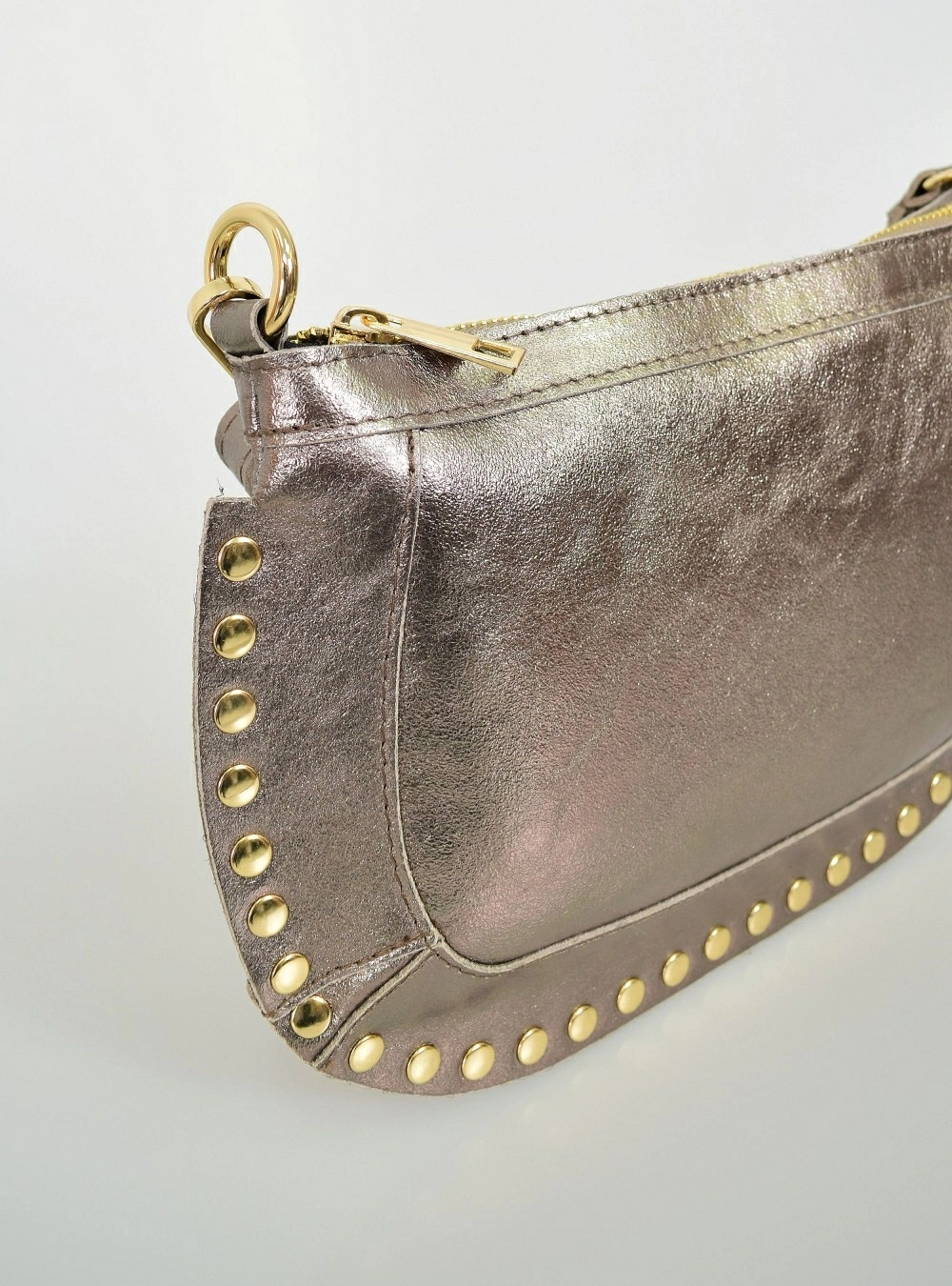 Bolso piel ovalado tachas