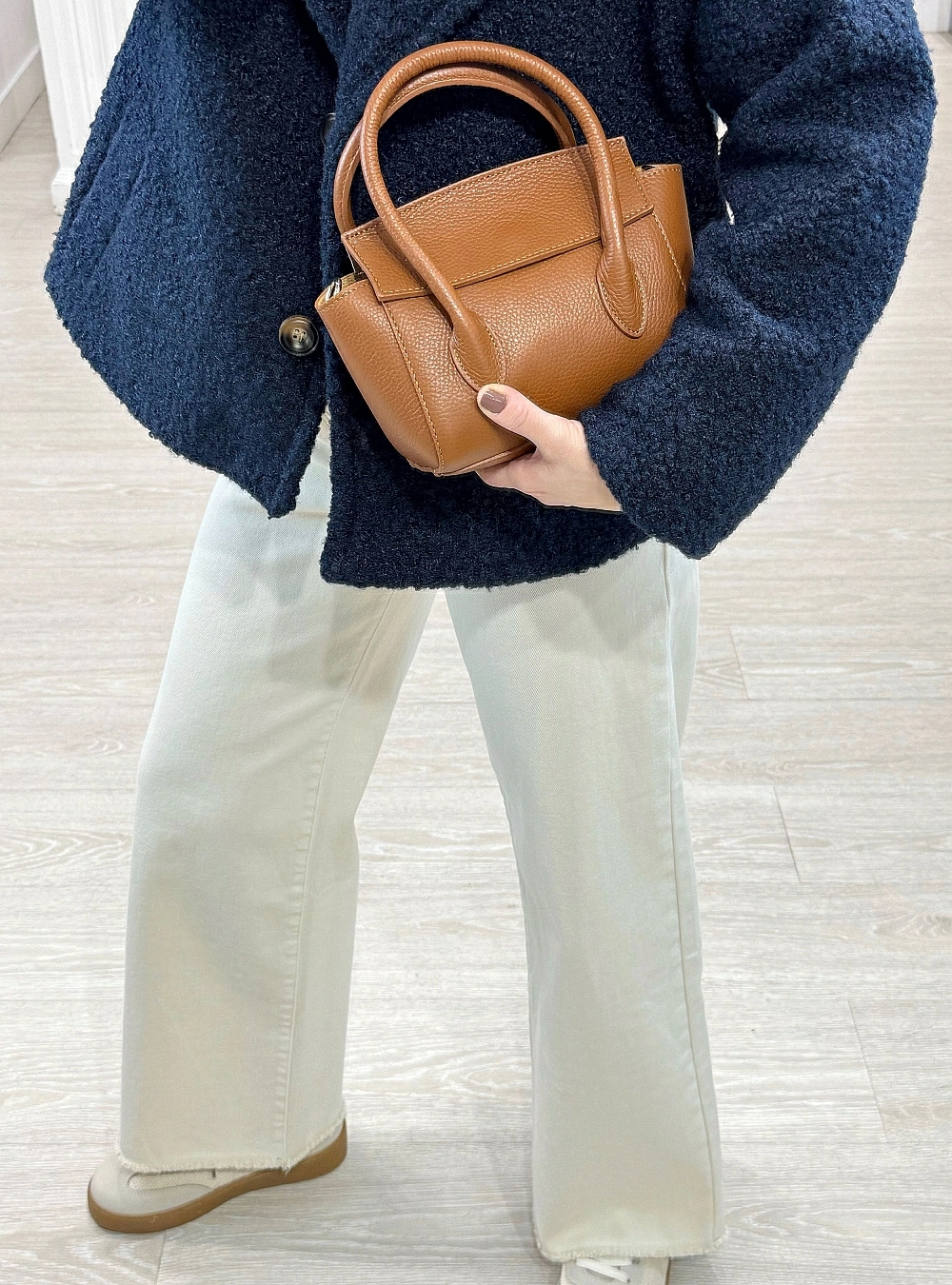 Bolso piel rugosa mano