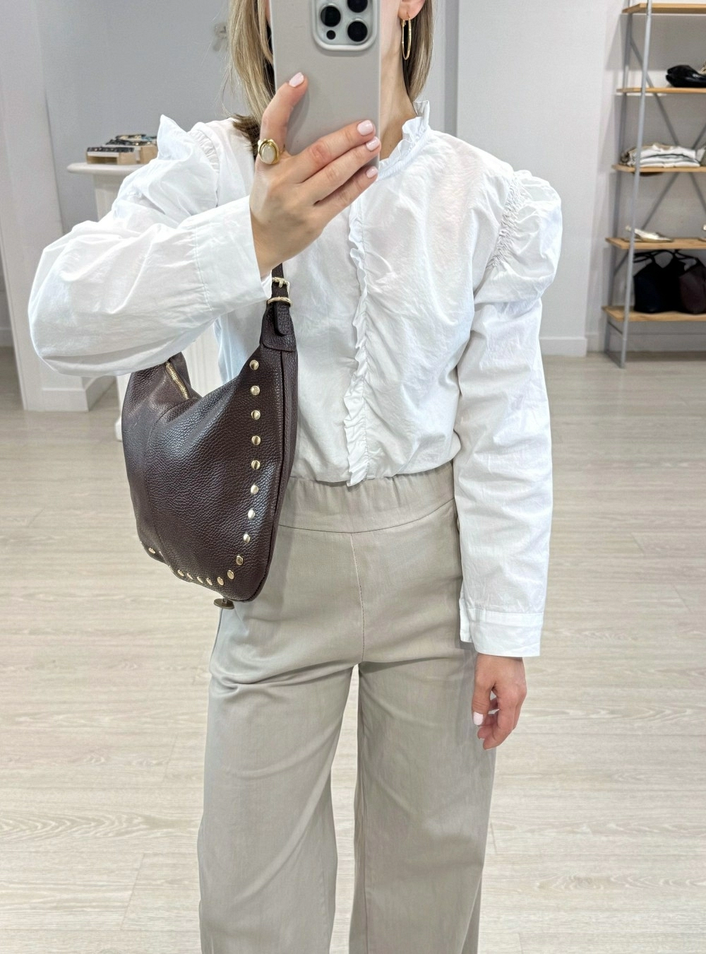 Bolso piel semi ovalado tachas