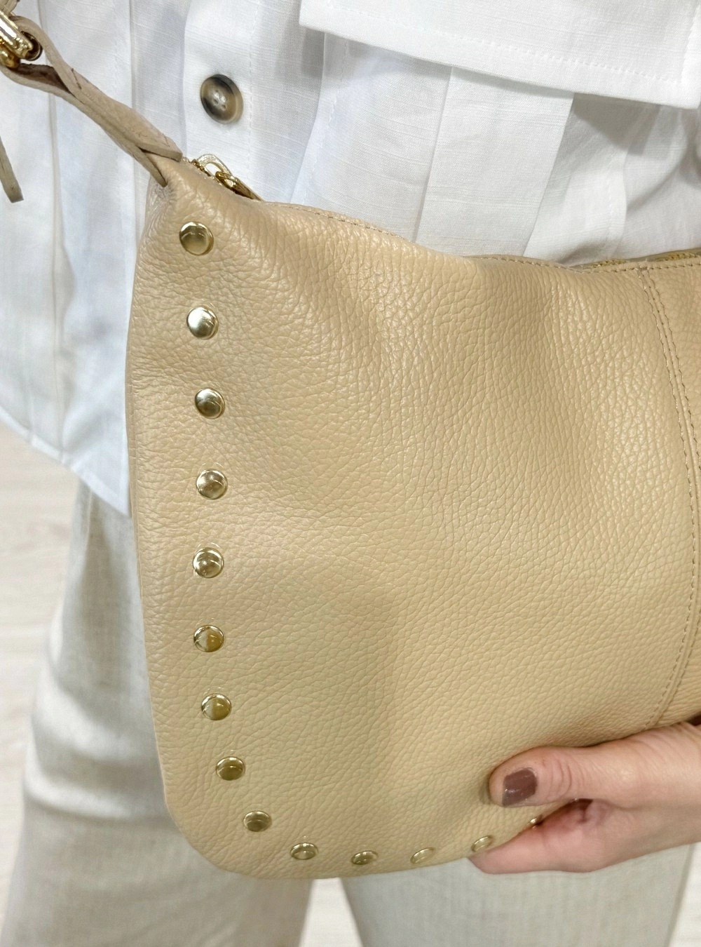 Bolso piel semi ovalado tachas Bolso piel semi ovalado tachas