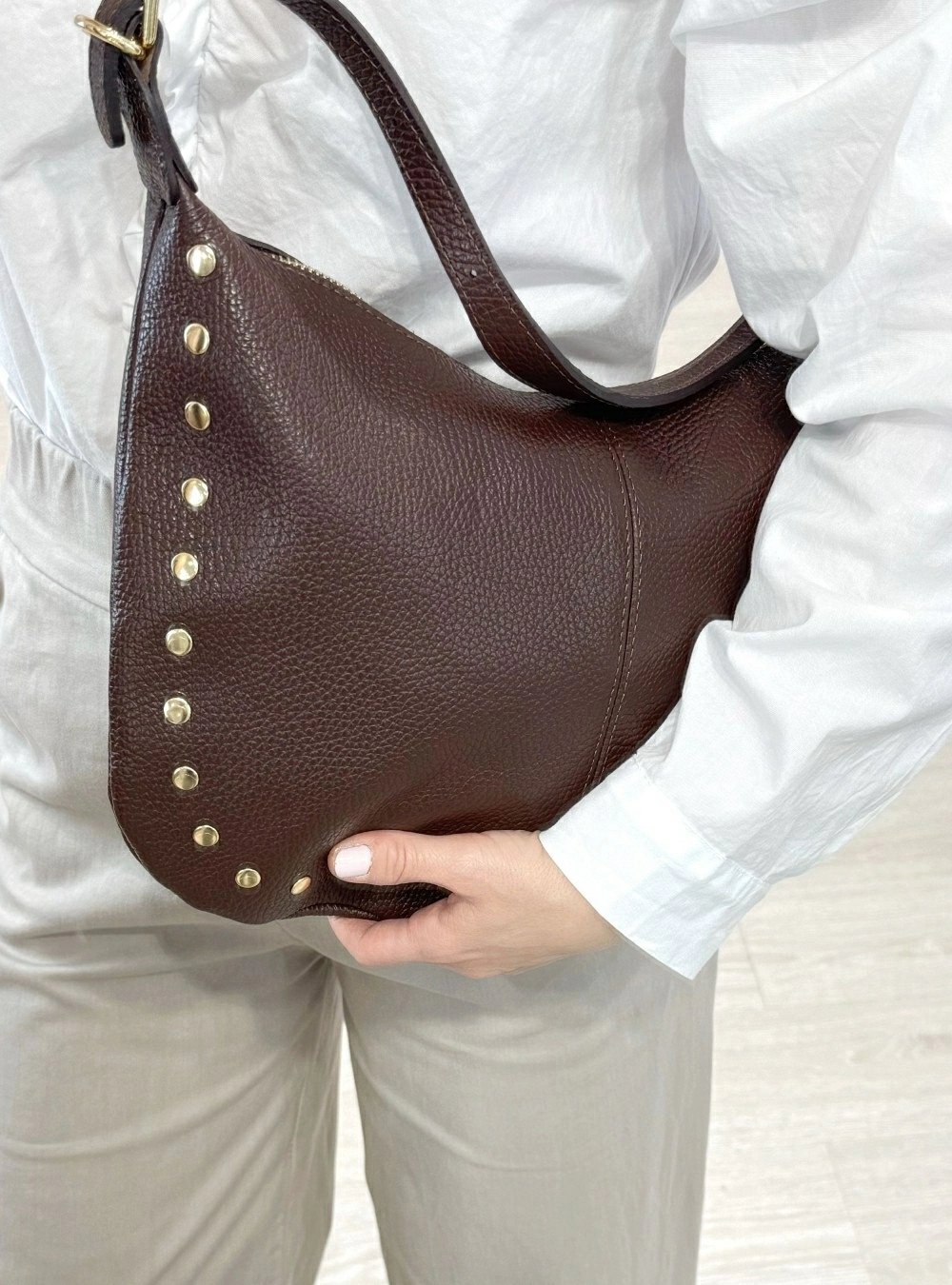 Bolso piel semi ovalado tachas