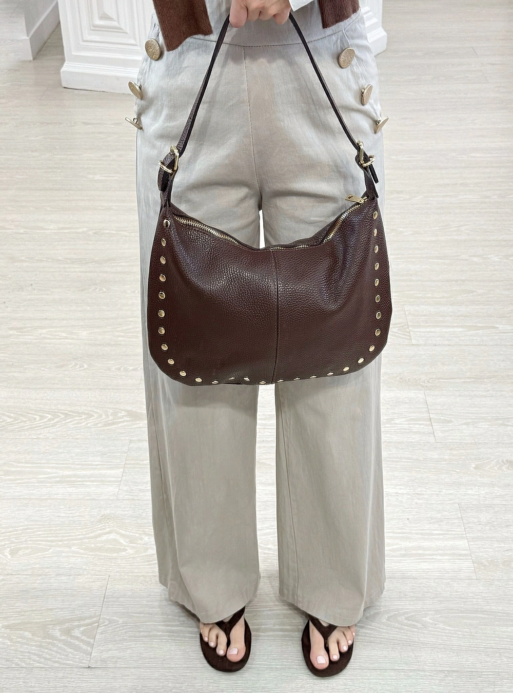 Bolso piel semi ovalado tachas
