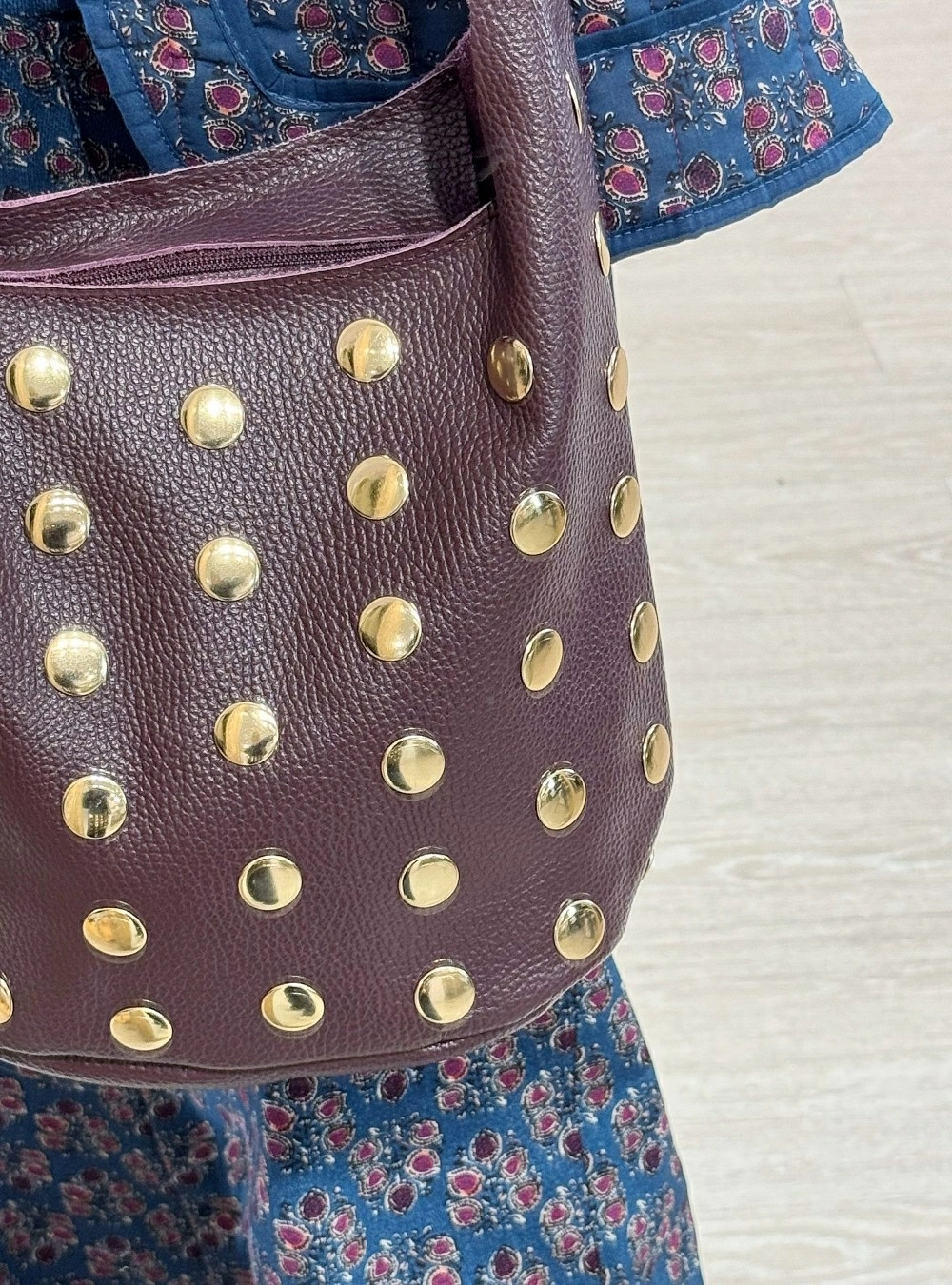 Bolso piel tachas frontal