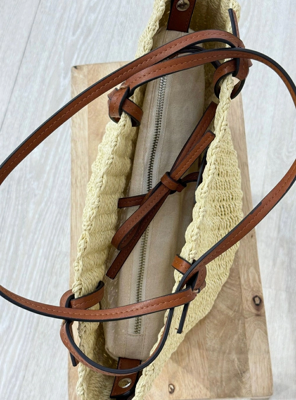 Bolso rafia y correas