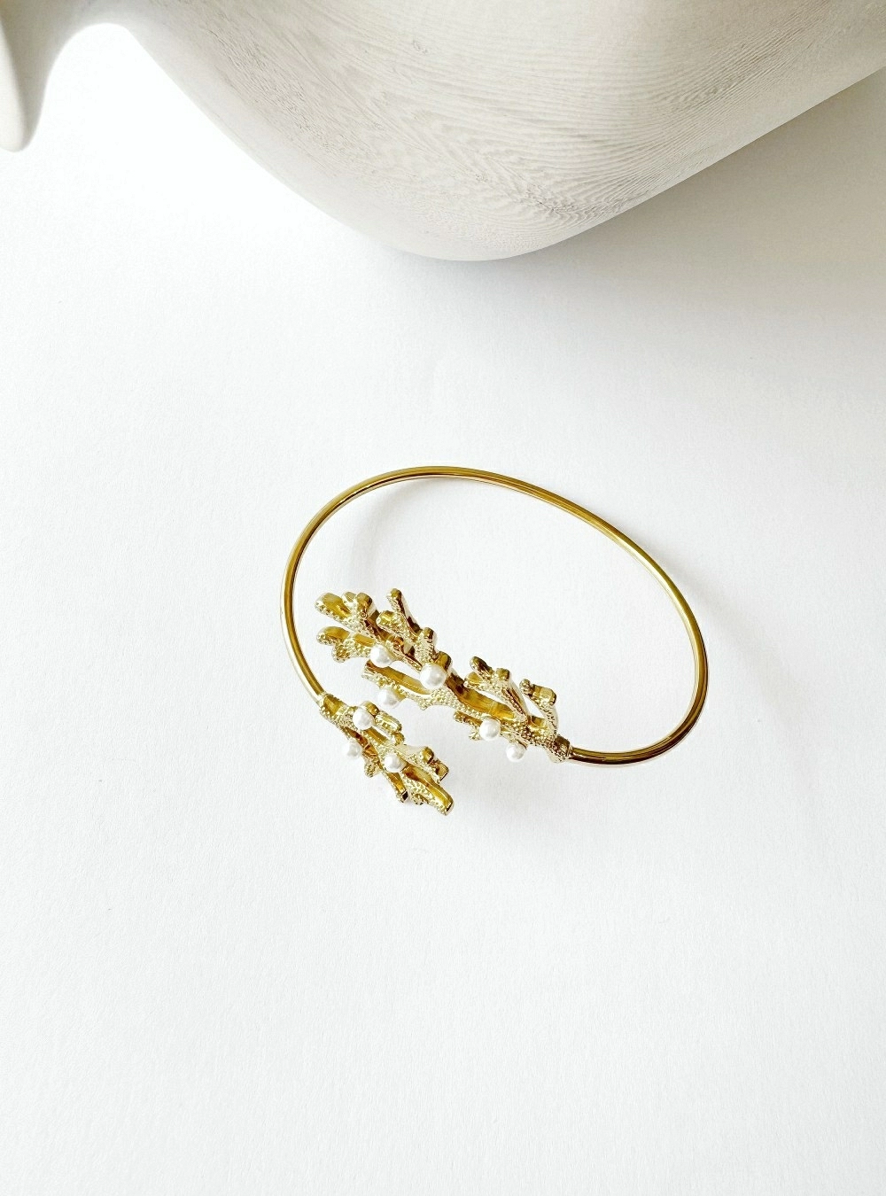 Brazalete coral y perlas