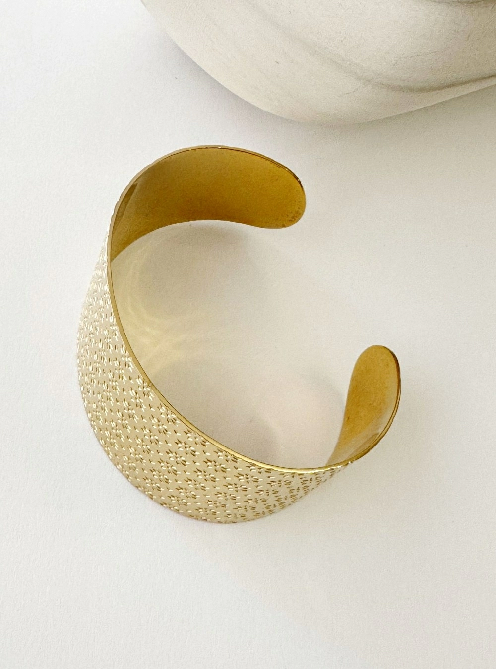Brazalete flores bajo relieve