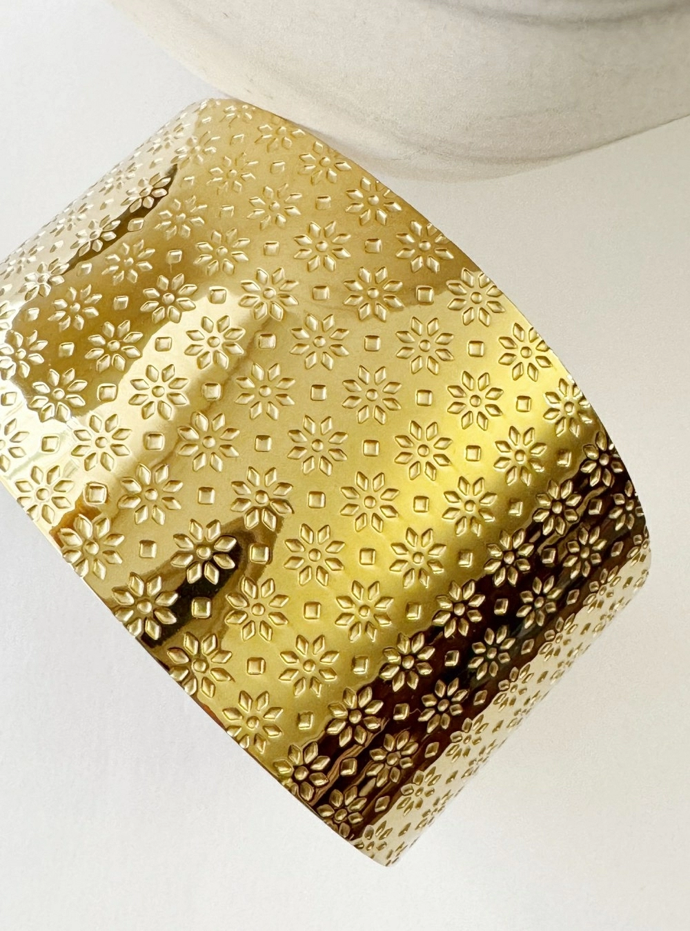 Brazalete flores bajo relieve
