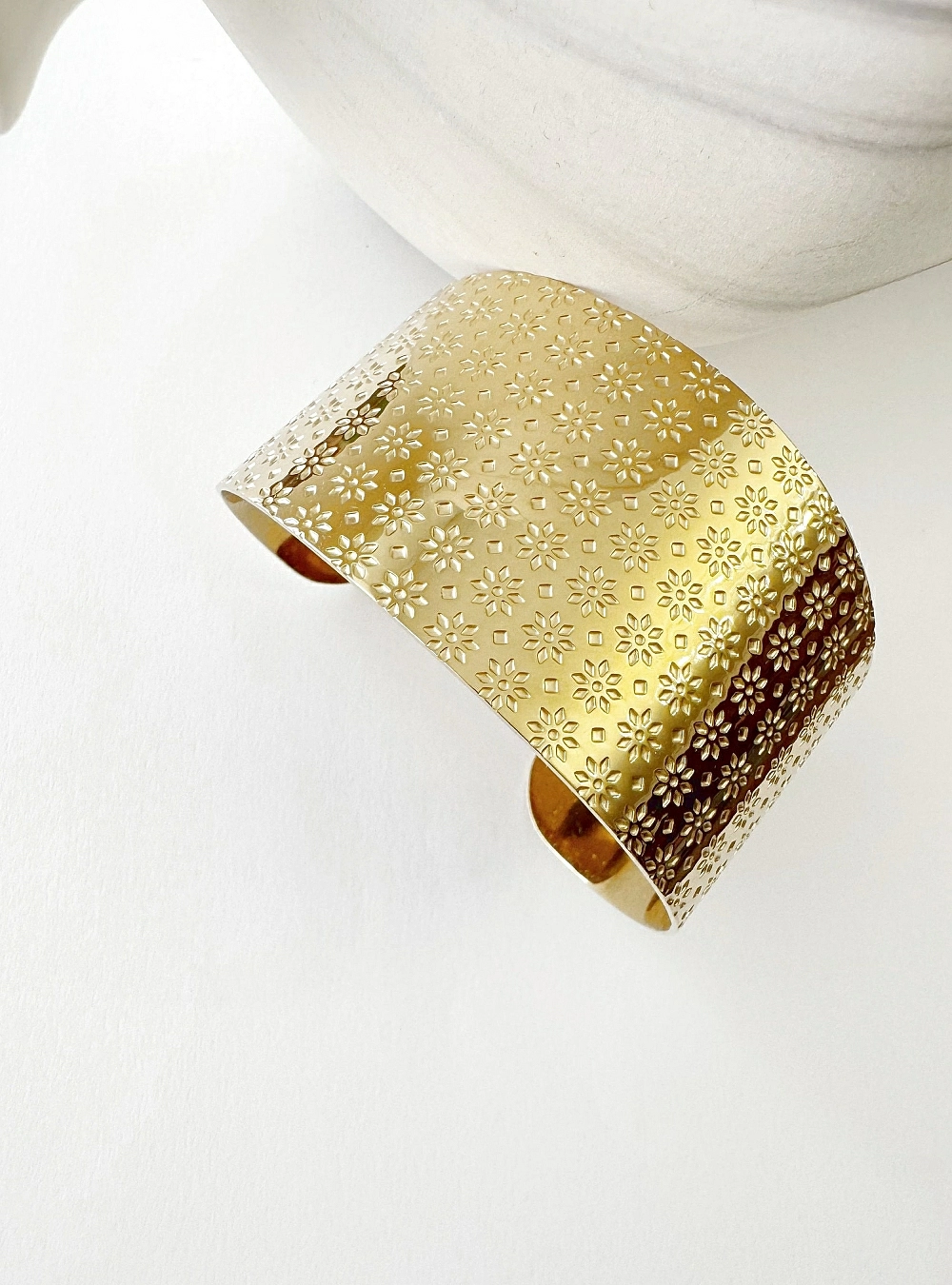 Brazalete flores bajo relieve