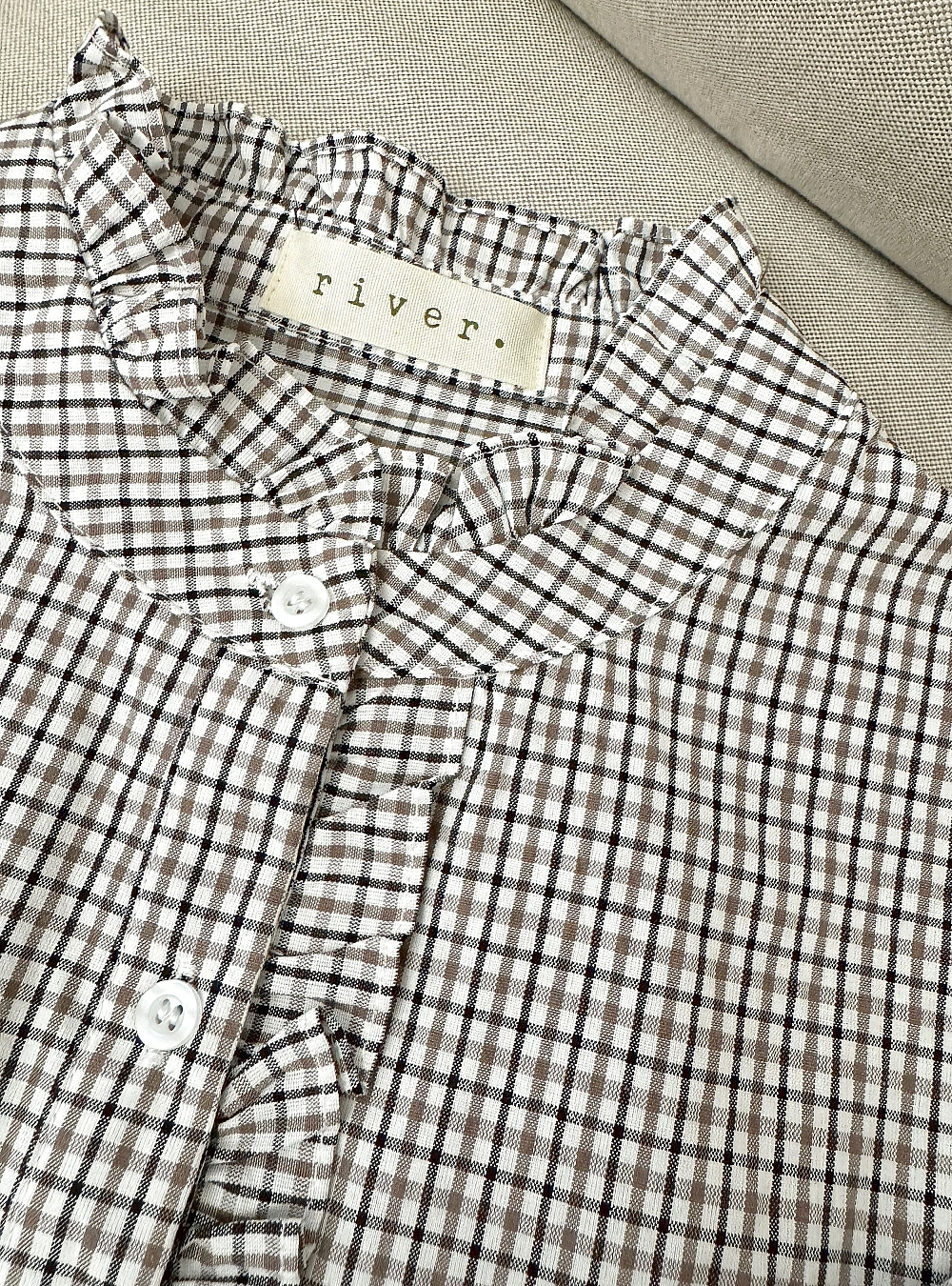 Camisa cuadros bordes romanticos