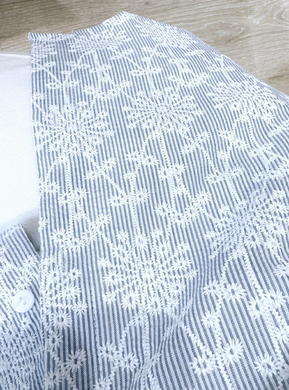Camisa rayas y estampado floral