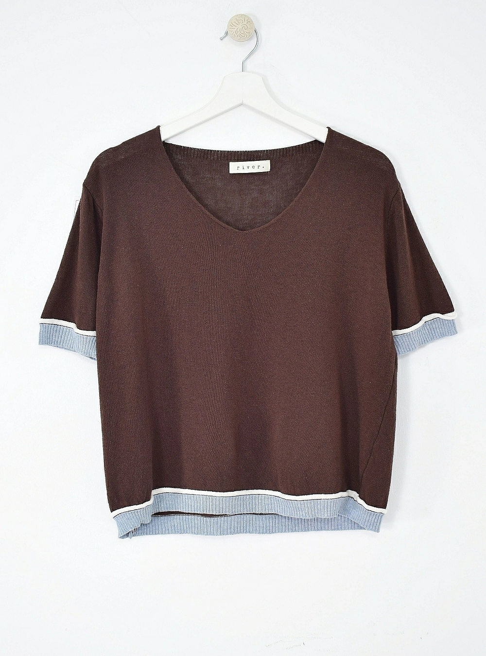 Camiseta mc punto cuello V bicolor