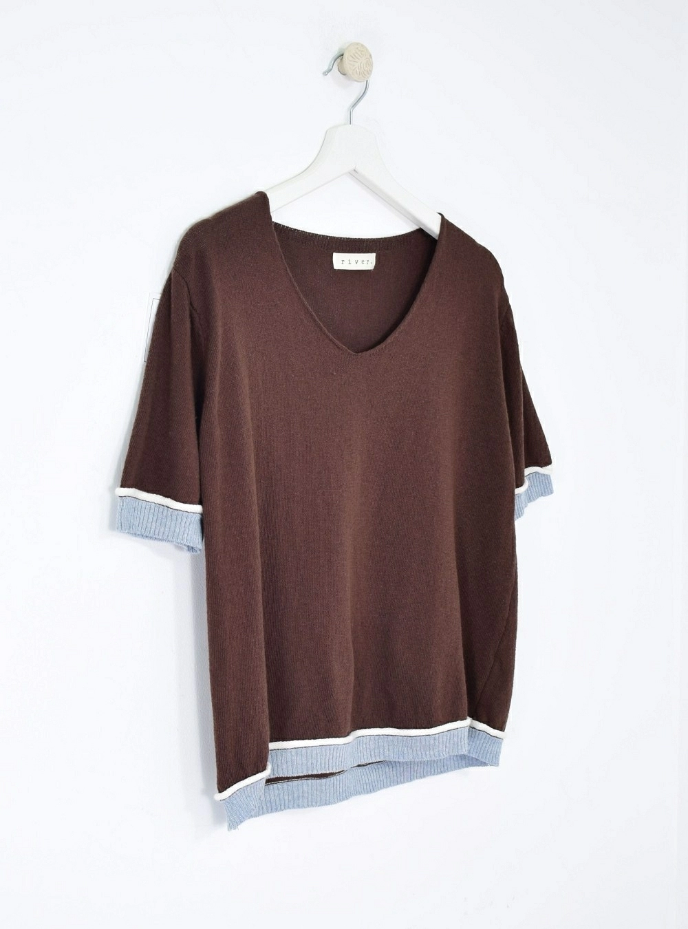 Camiseta mc punto cuello V bicolor