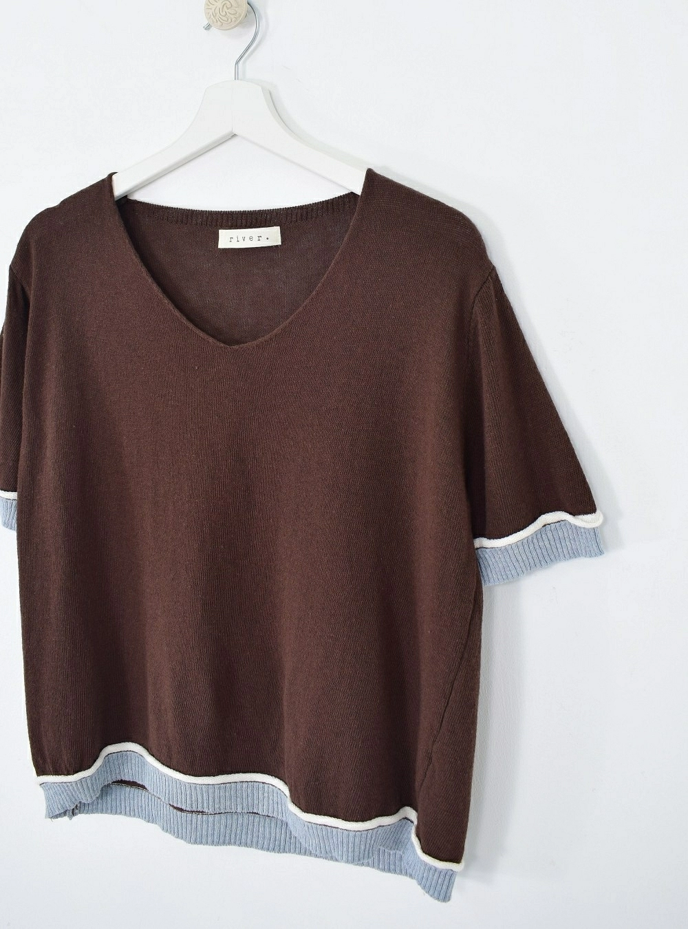 Camiseta mc punto cuello V bicolor