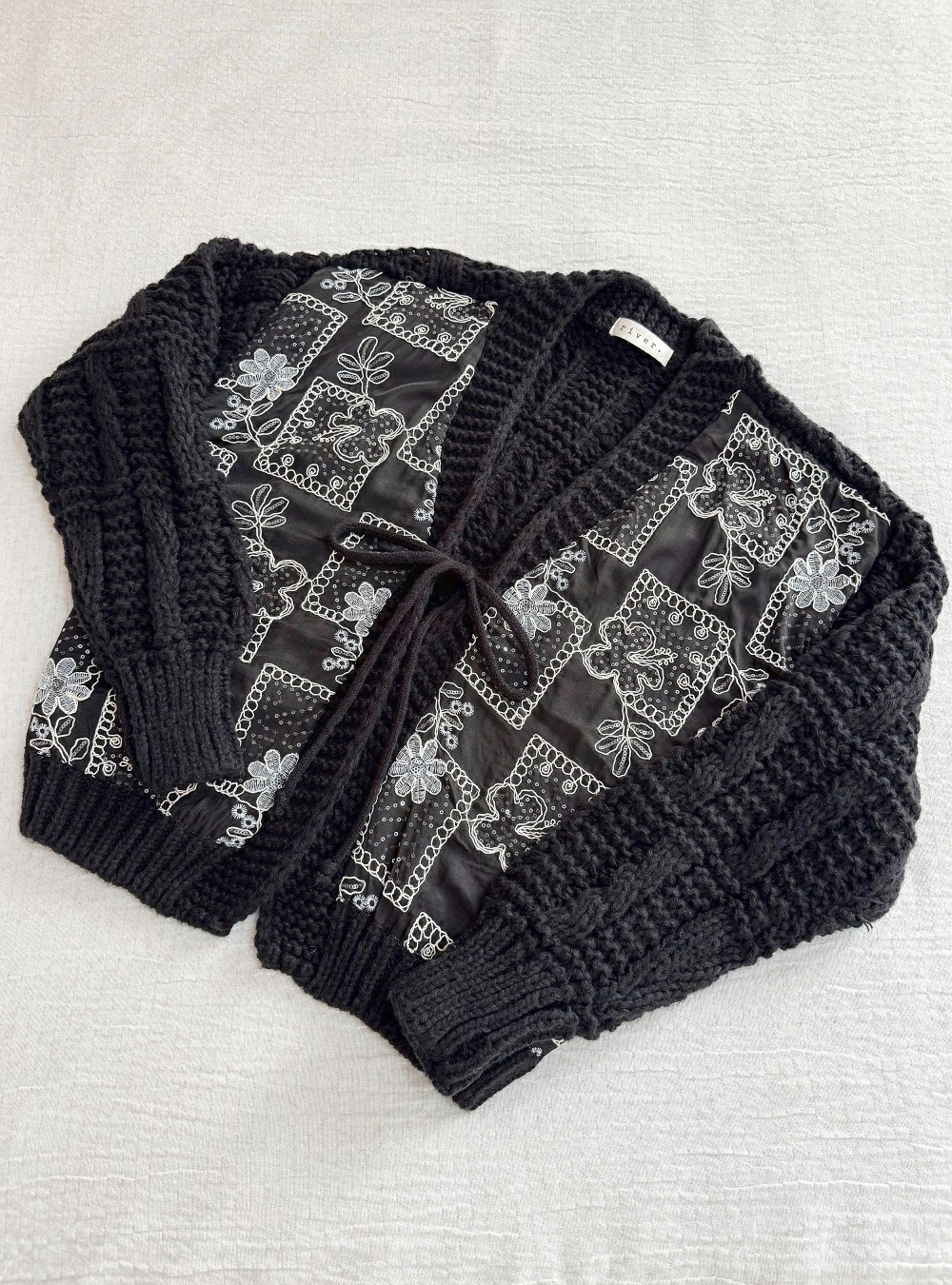 Cardigan combinado punto y tela bordada