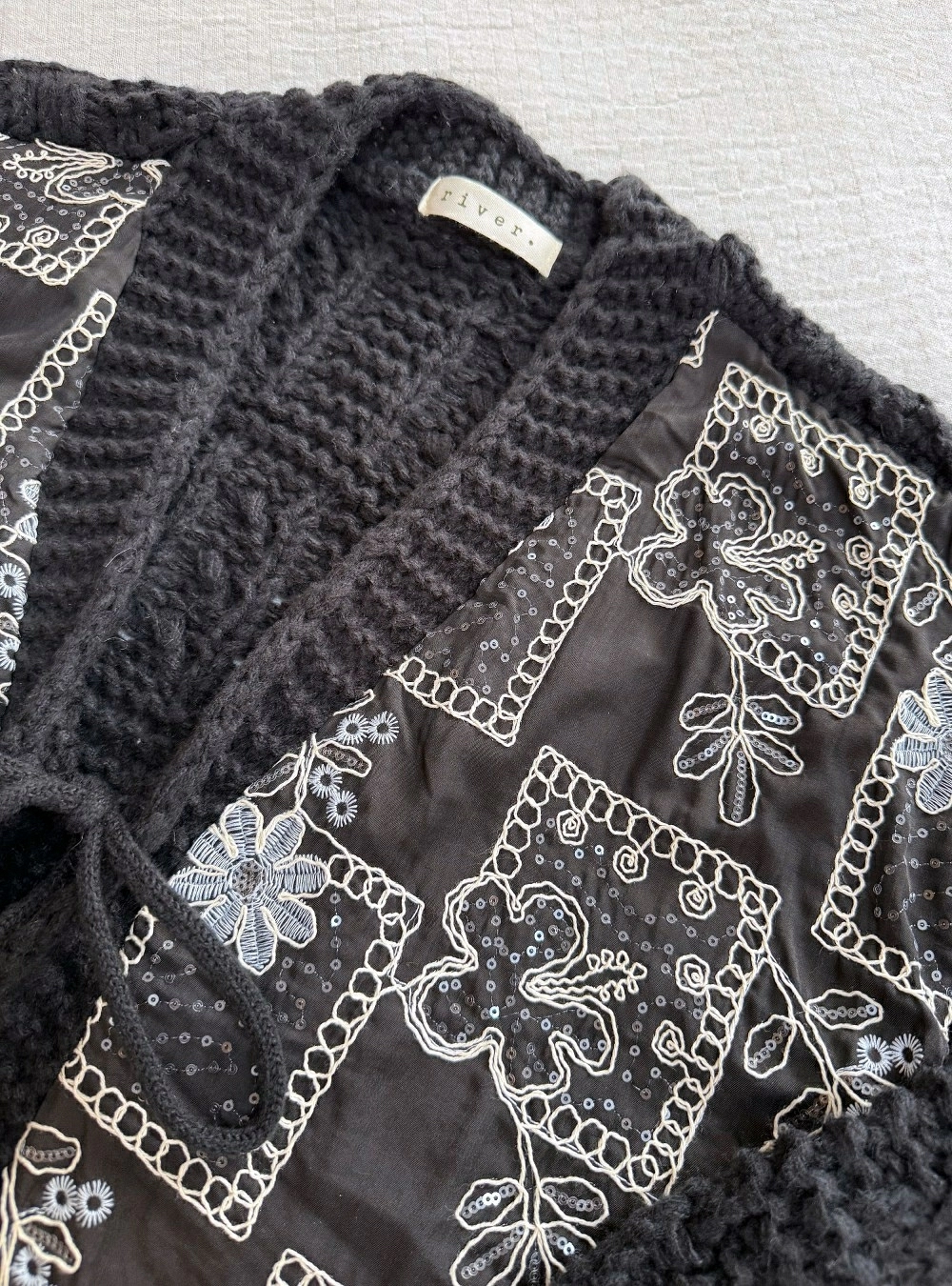 Cardigan combinado punto y tela bordada