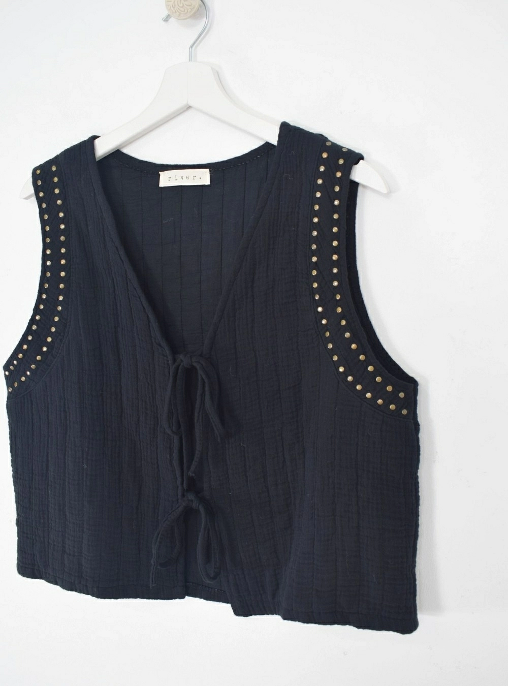 Chaleco lazos y tachas Chaleco lazos y tachas