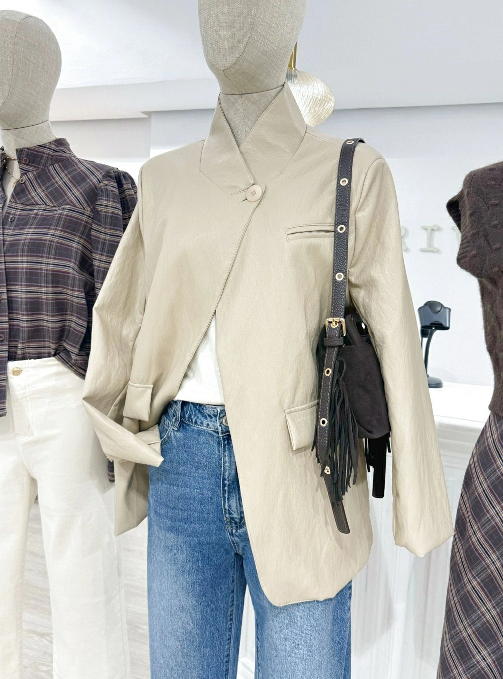 Chaqueta efecto piel tres cuartos Chaqueta efecto piel tres cuartos