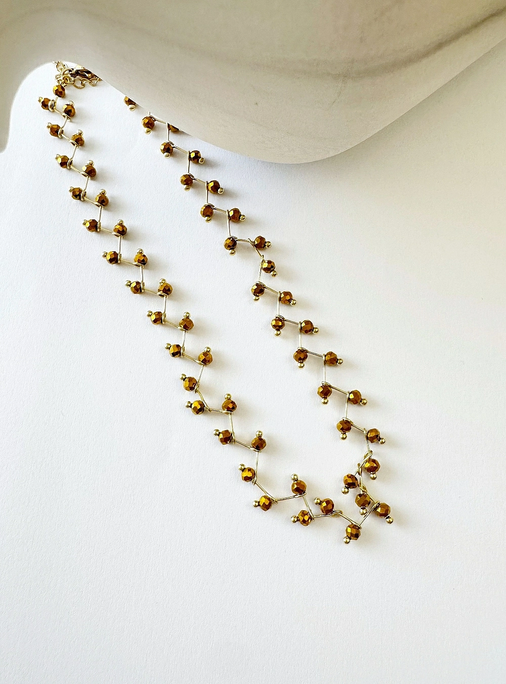 Collar cuentes zircon poliédricas